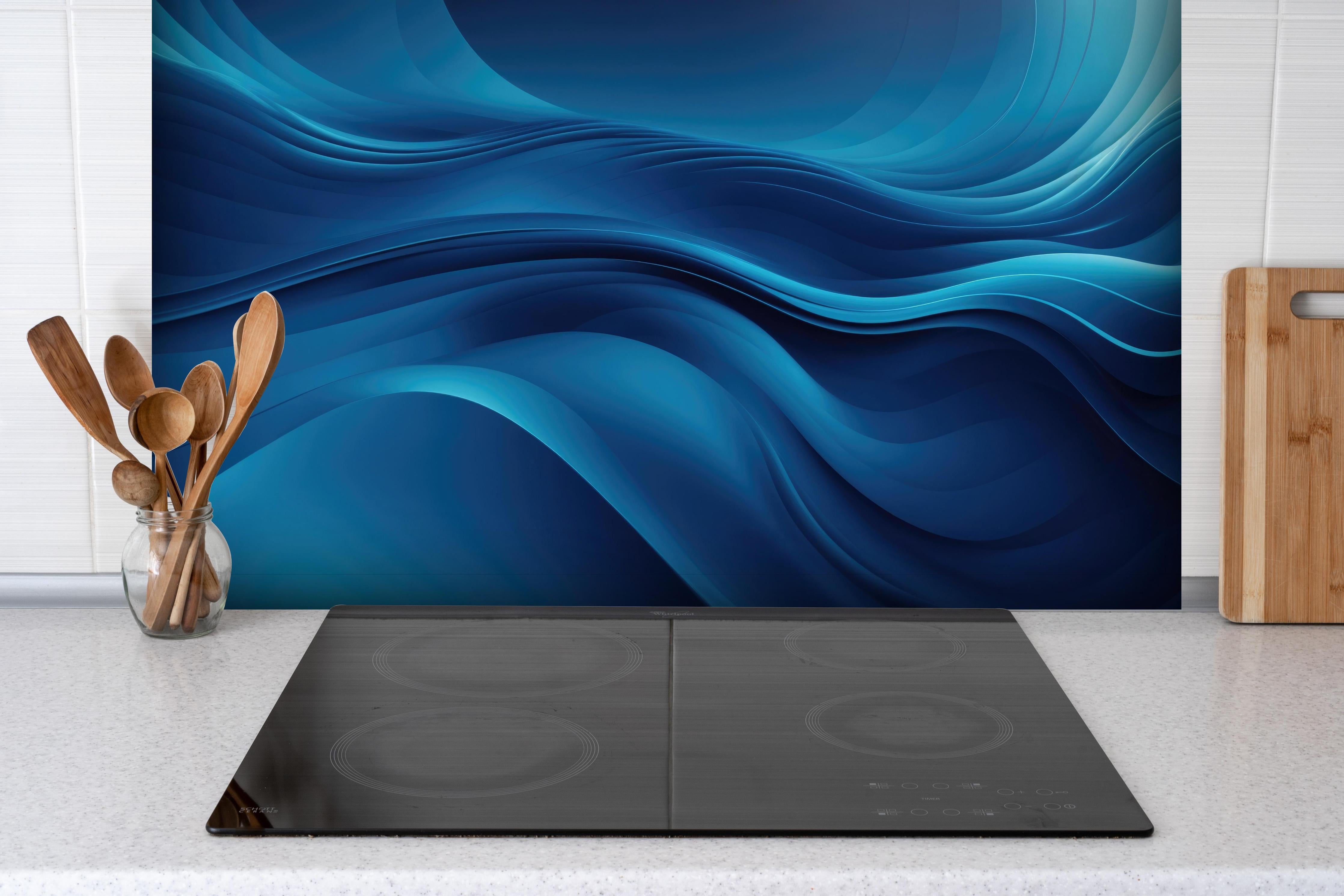 Spritzschutz - Dynamische abstrakte Wellen in tiefem Blau hinter einem Cerankochfeld zwischen Holz-Kochutensilien