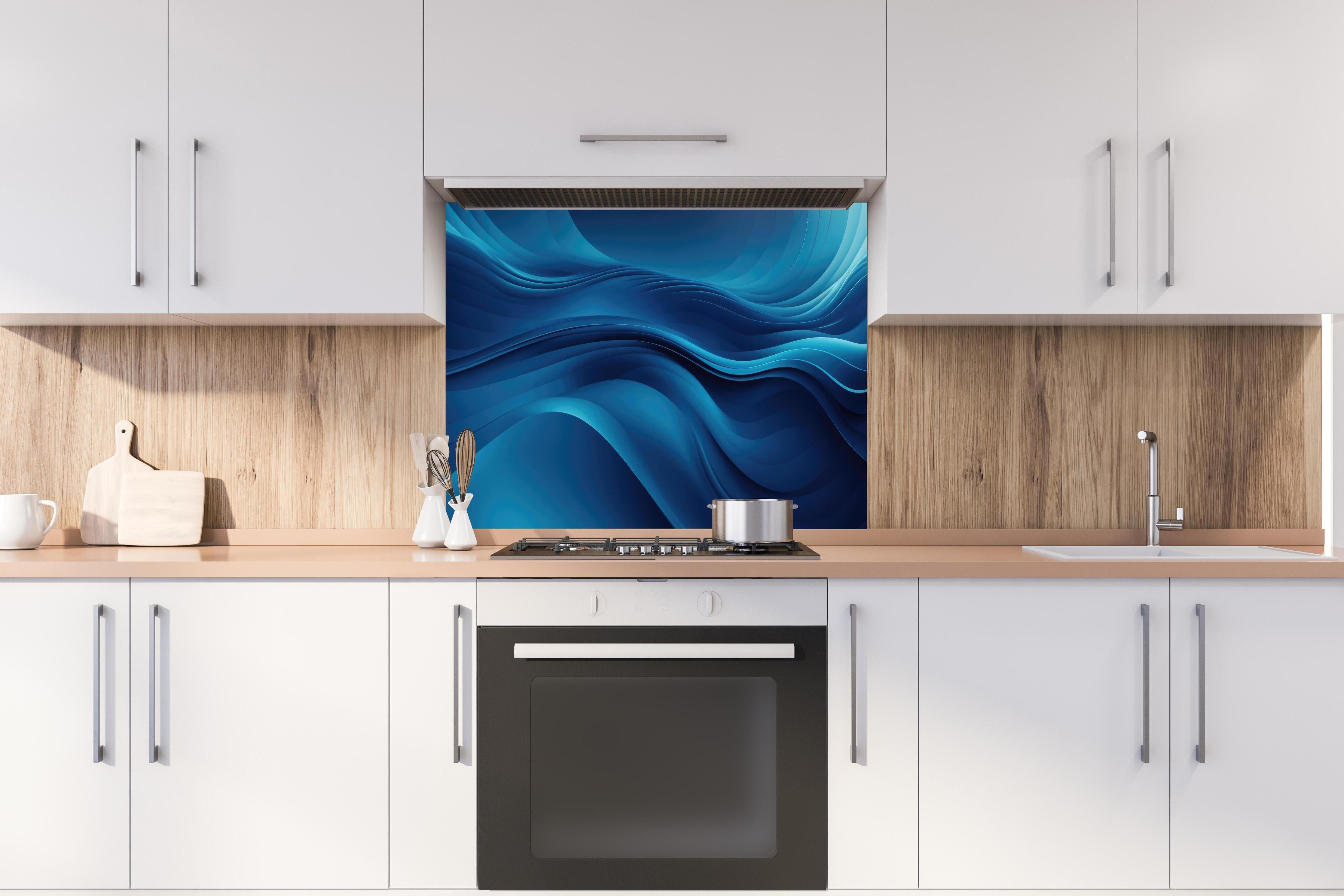 Spritzschutz - Dynamische abstrakte Wellen in tiefem Blau hinter einem Cerankochfeld zwischen Holz-Kochutensilien
