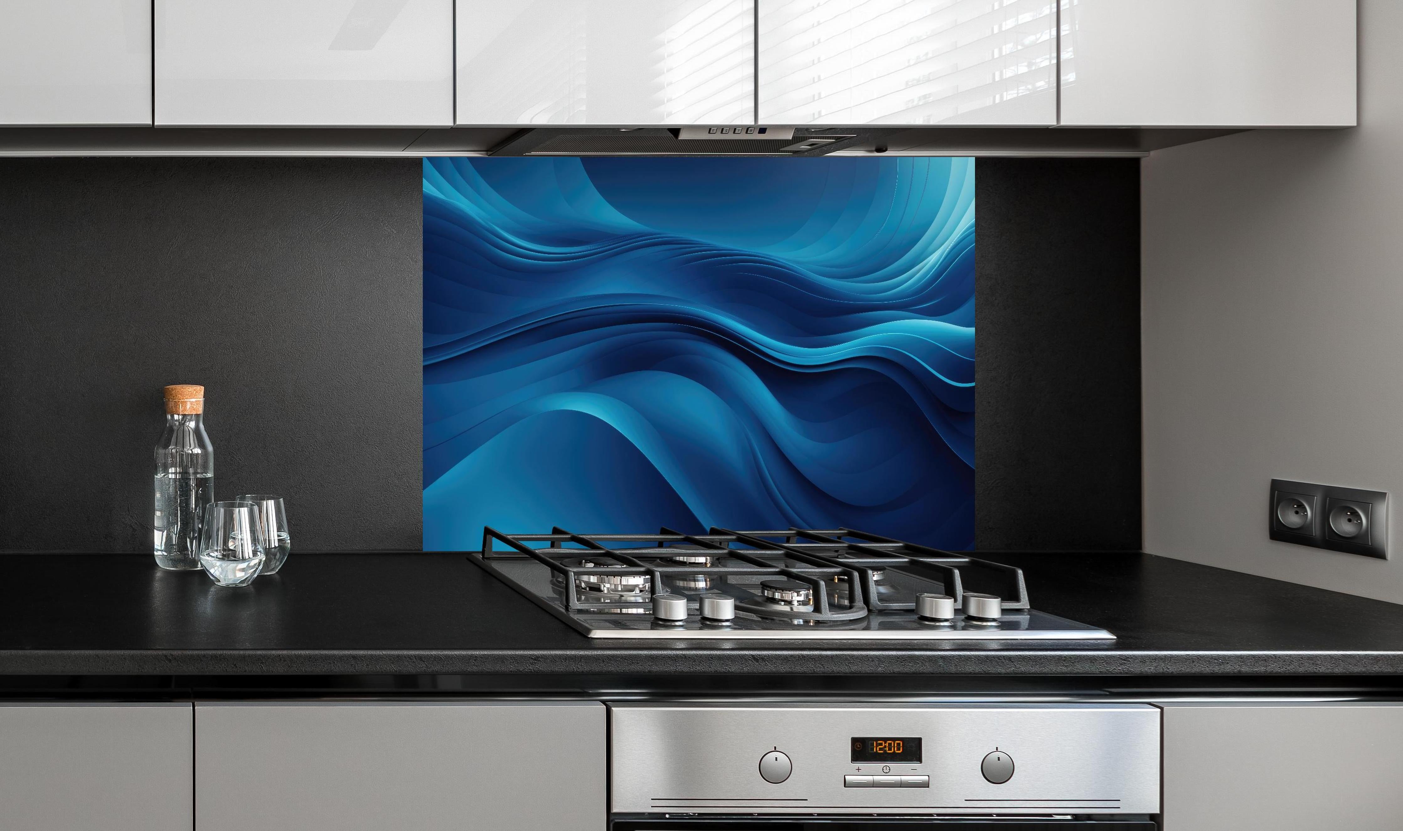 Spritzschutz - Dynamische abstrakte Wellen in tiefem Blau hinter einem Cerankochfeld zwischen Holz-Kochutensilien