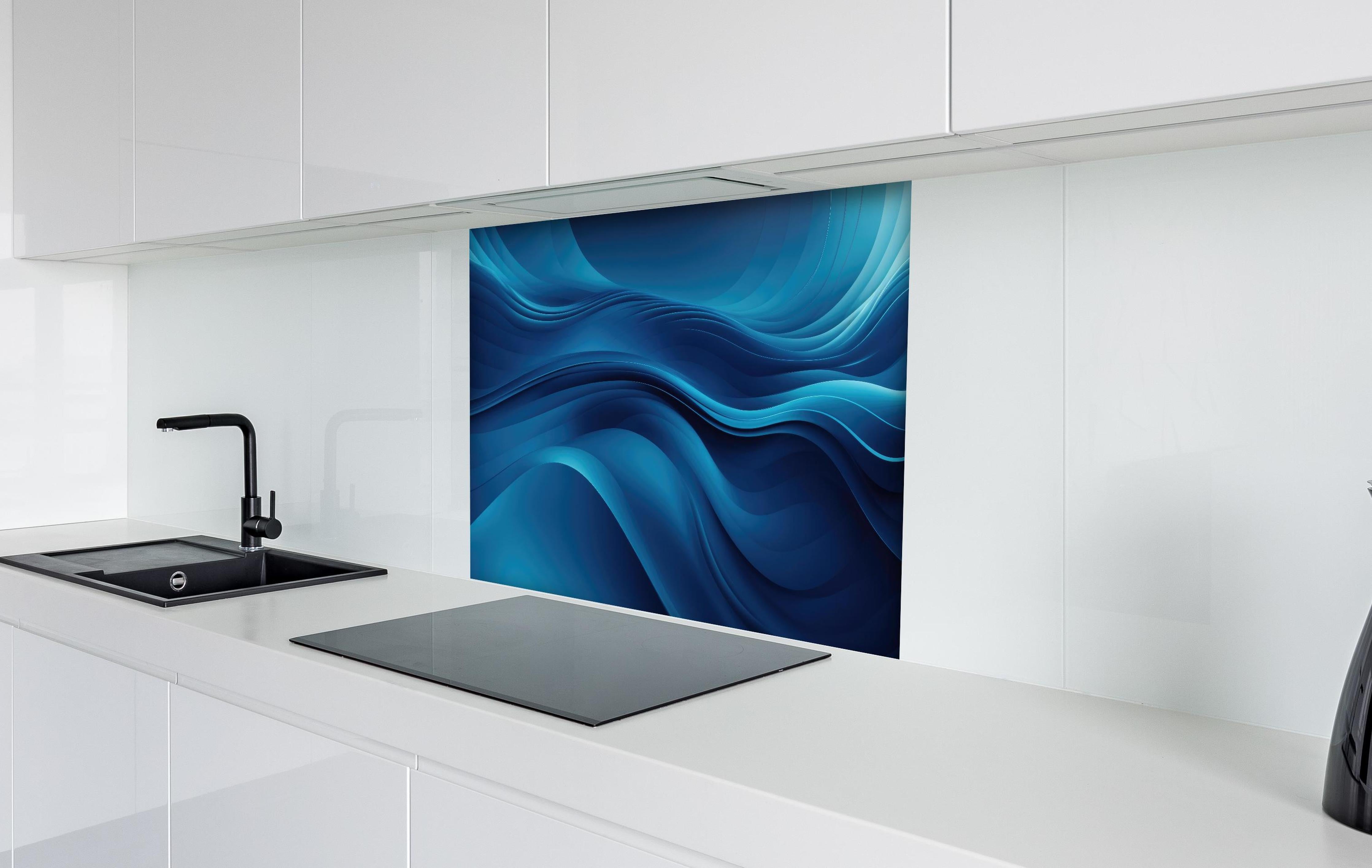 Spritzschutz - Dynamische abstrakte Wellen in tiefem Blau hinter einem Cerankochfeld zwischen Holz-Kochutensilien