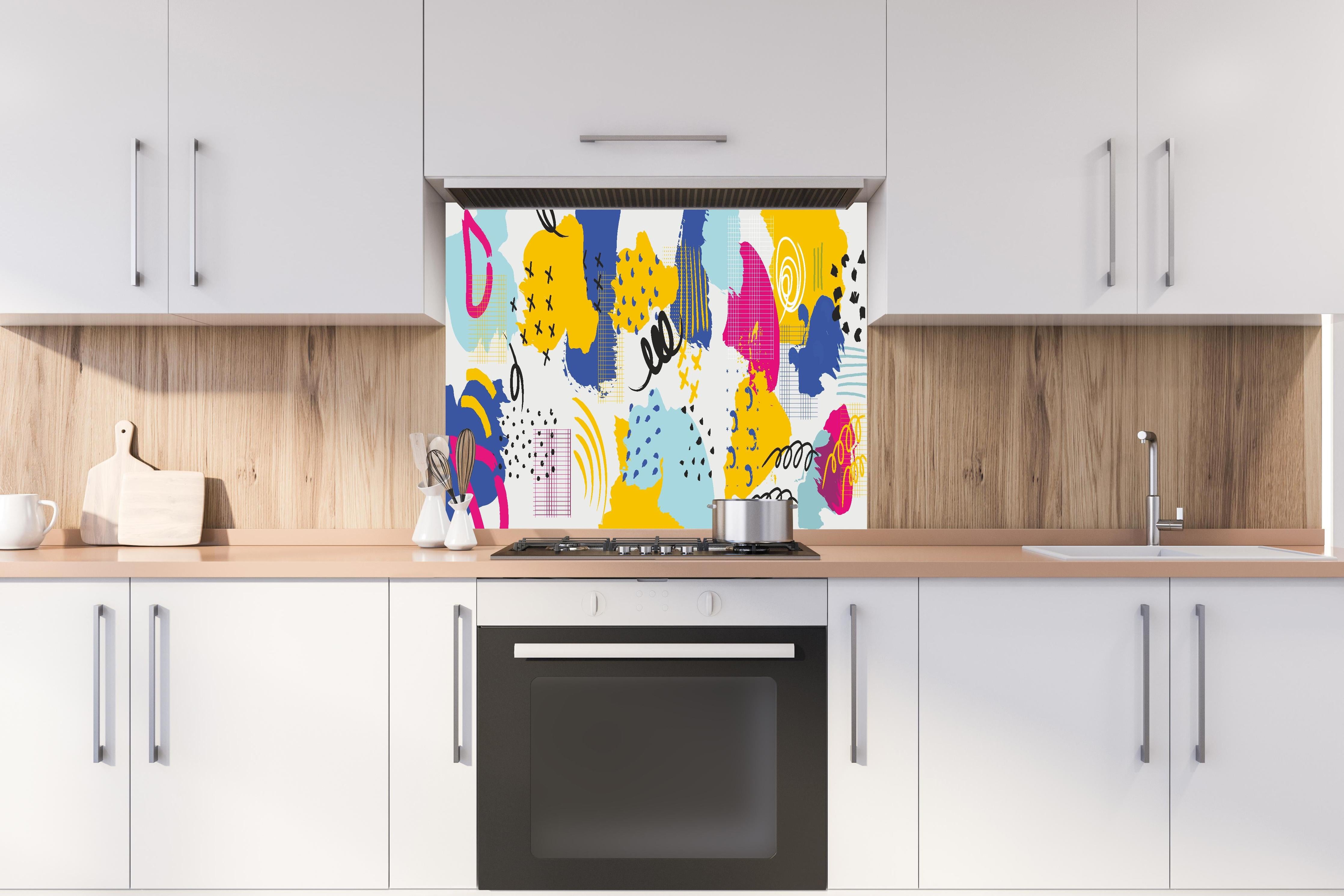 Spritzschutz - Dynamisches Buntes Abstrakt-Muster Kunstwerk hinter einem Cerankochfeld zwischen Holz-Kochutensilien