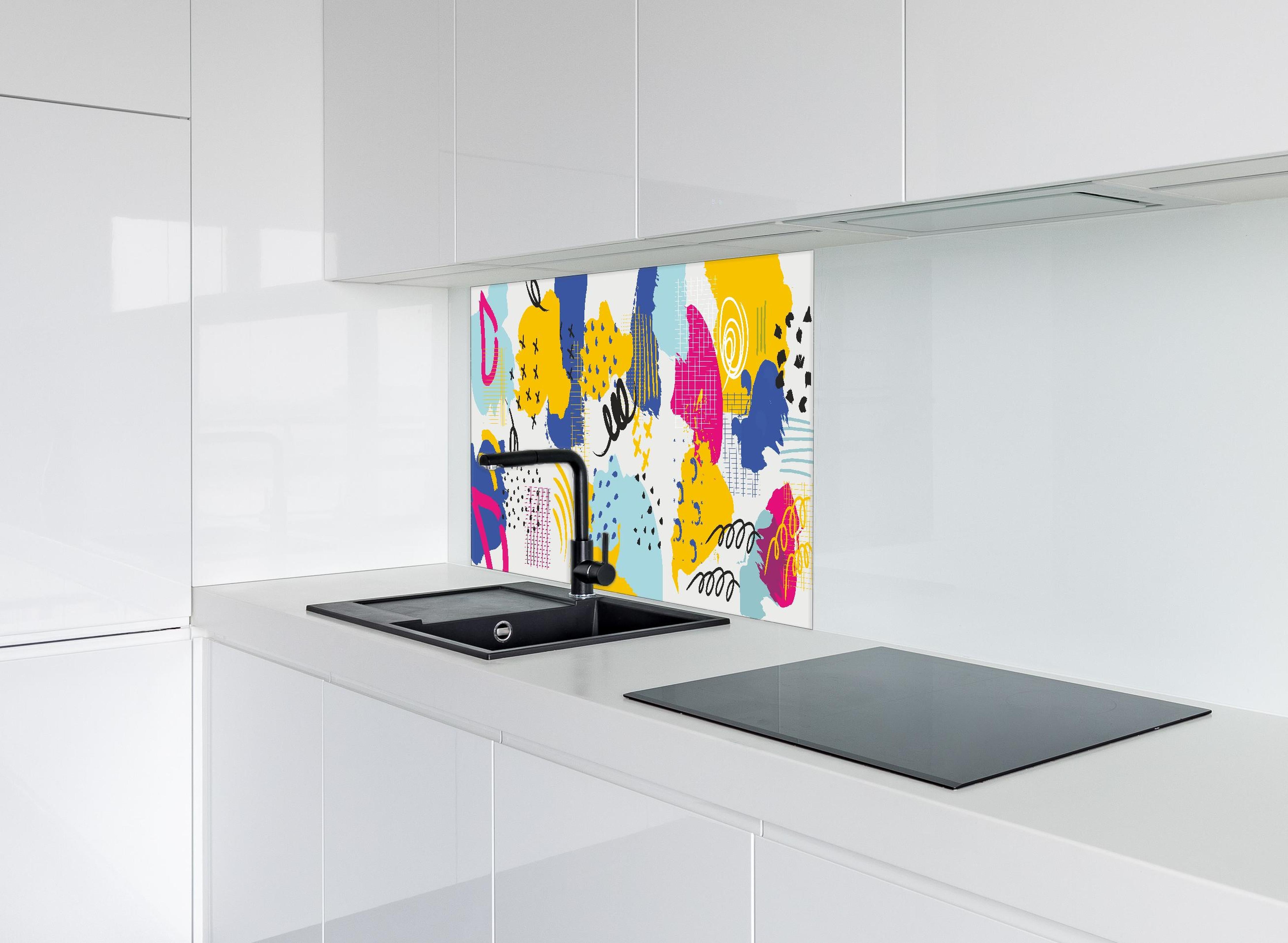 Spritzschutz - Dynamisches Buntes Abstrakt-Muster Kunstwerk hinter einem Cerankochfeld zwischen Holz-Kochutensilien