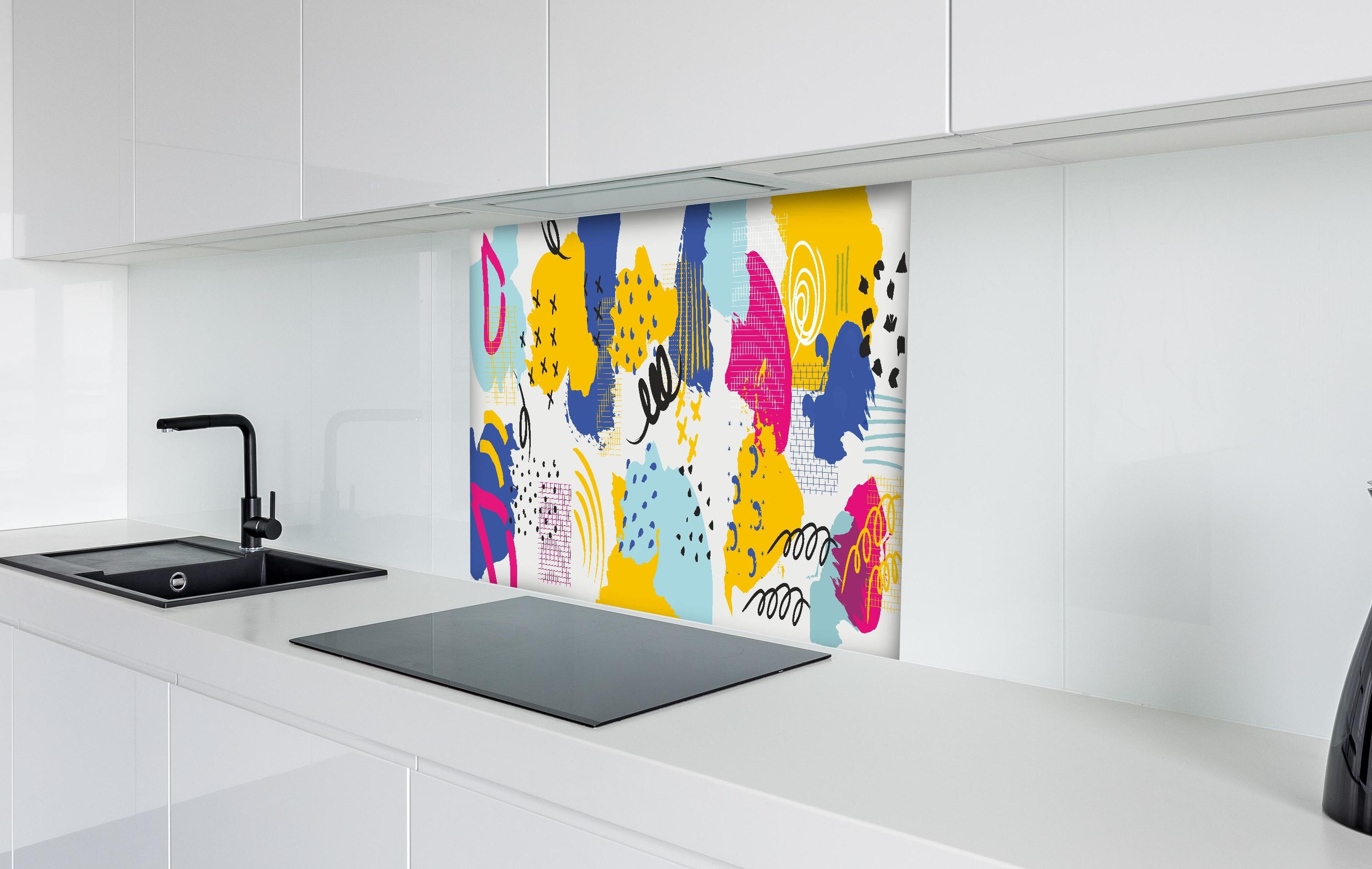 Spritzschutz - Dynamisches Buntes Abstrakt-Muster Kunstwerk hinter einem Cerankochfeld zwischen Holz-Kochutensilien