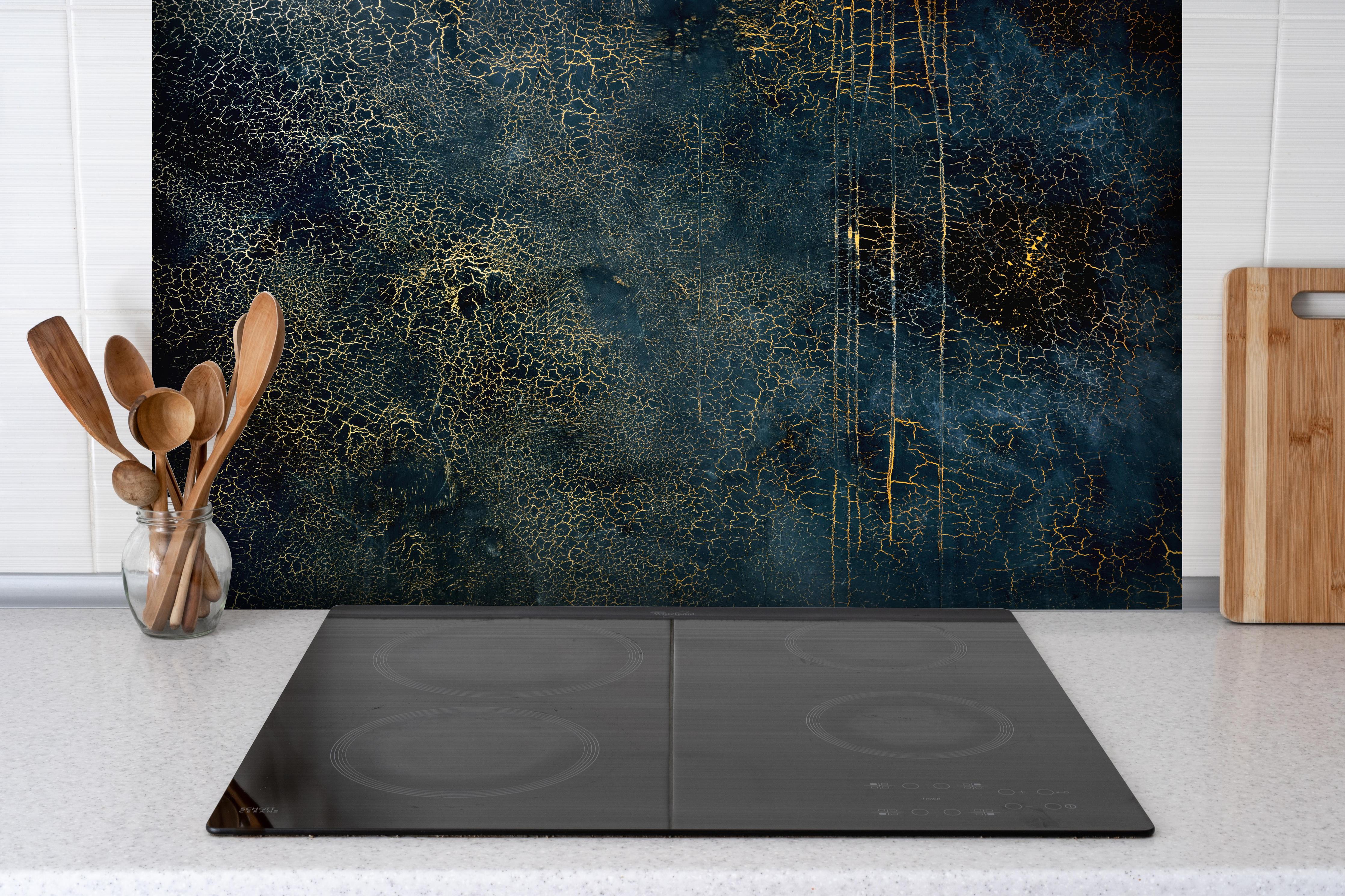 Spritzschutz - Edel-Rissige Textur mit Craquelé- Effekt hinter einem Cerankochfeld zwischen Holz-Kochutensilien