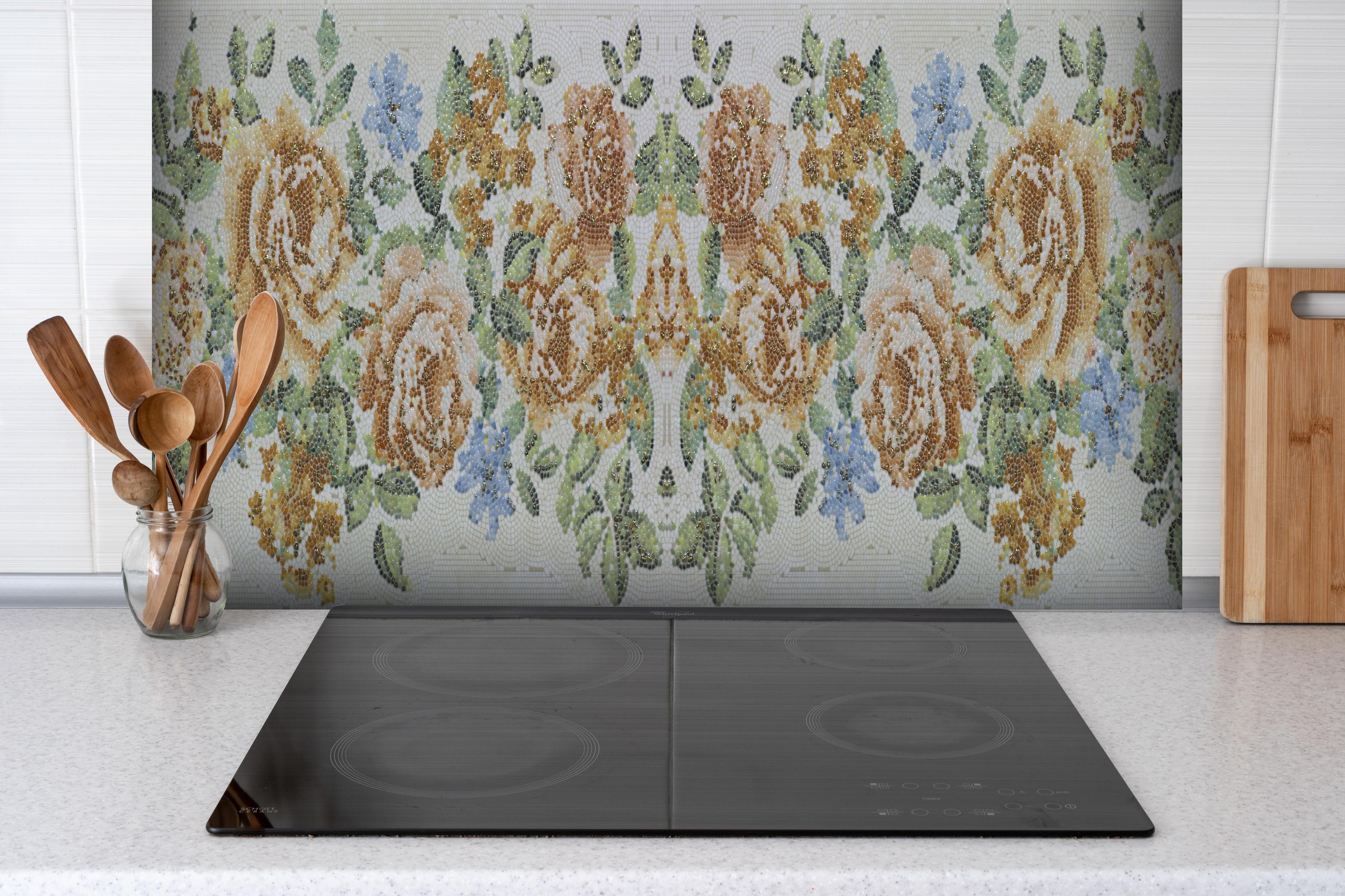 Spritzschutz - Edle Blumen Textur in Pastelltönen Design hinter einem Cerankochfeld zwischen Holz-Kochutensilien