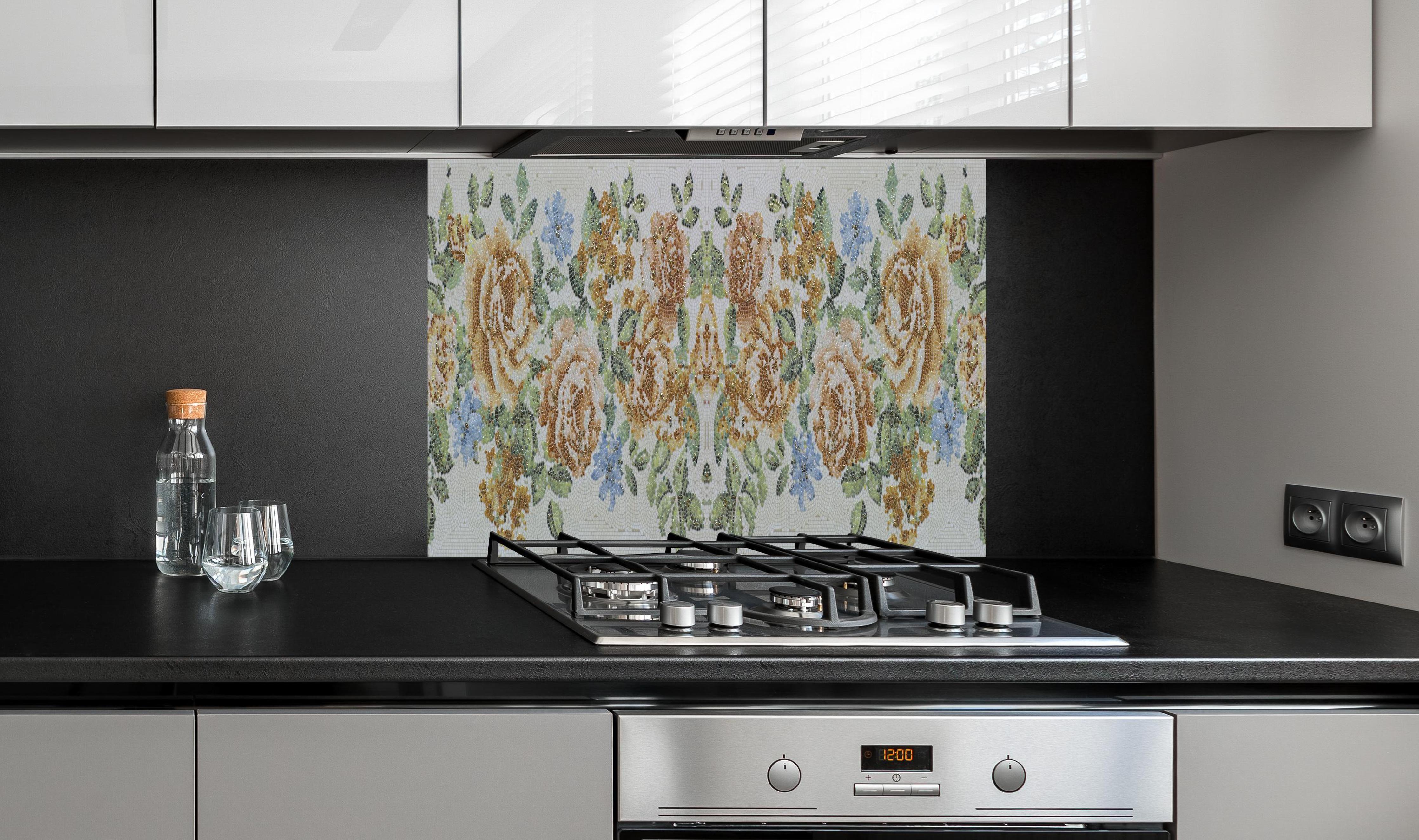 Spritzschutz - Edle Blumen Textur in Pastelltönen Design hinter einem Cerankochfeld zwischen Holz-Kochutensilien