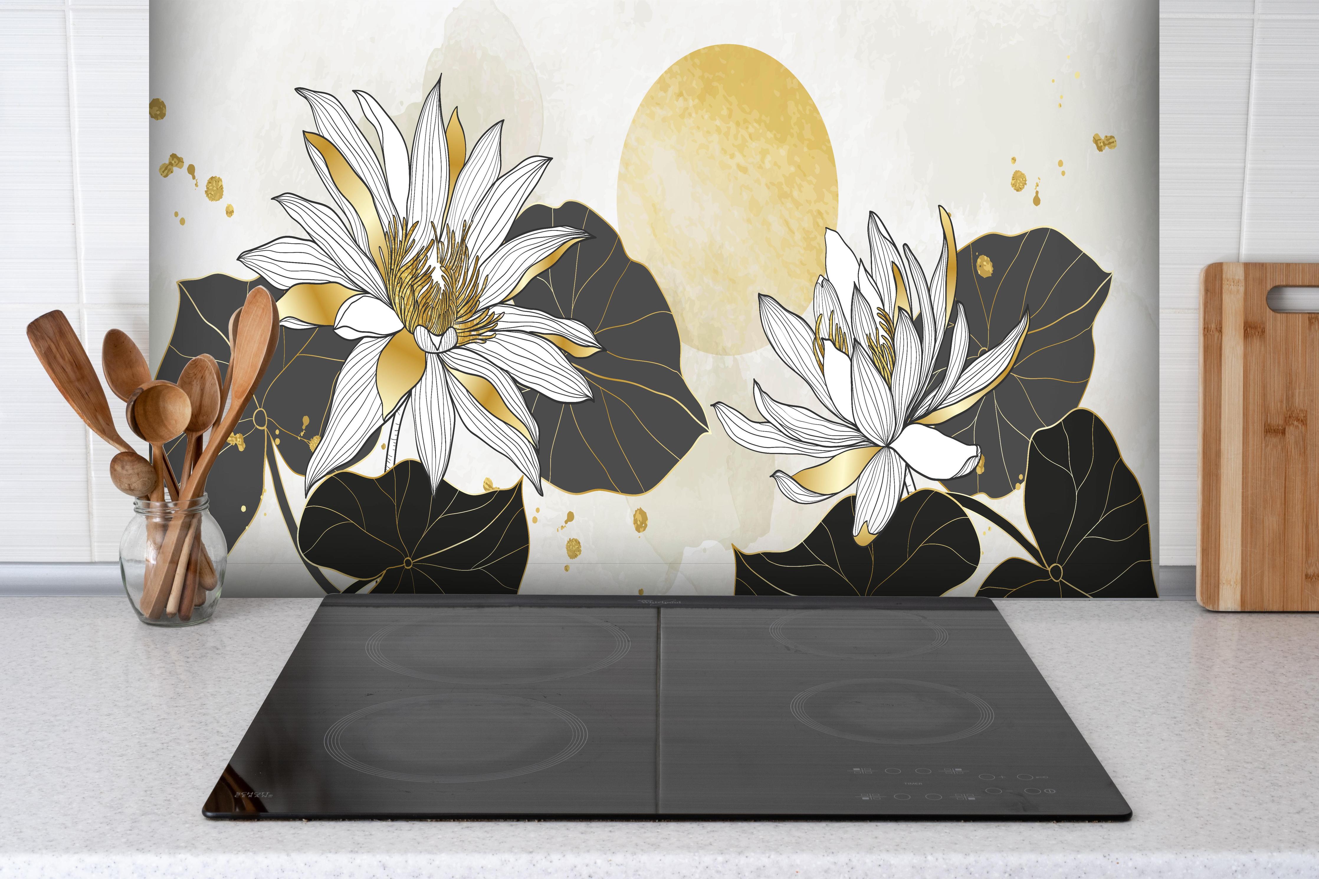 Spritzschutz - Edle Blumenillustration Beige und Gold hinter einem Cerankochfeld zwischen Holz-Kochutensilien