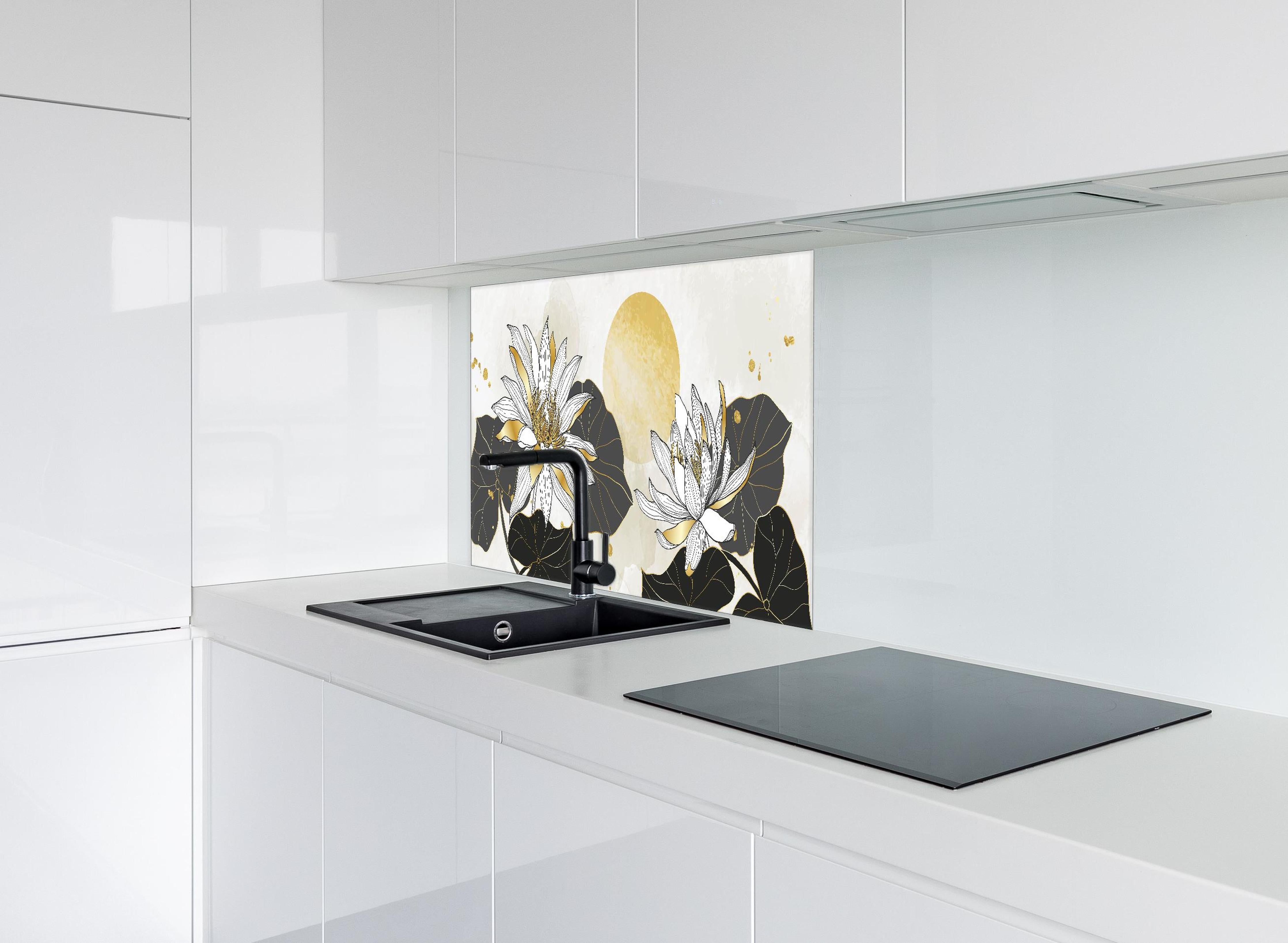Spritzschutz - Edle Blumenillustration Beige und Gold hinter einem Cerankochfeld zwischen Holz-Kochutensilien