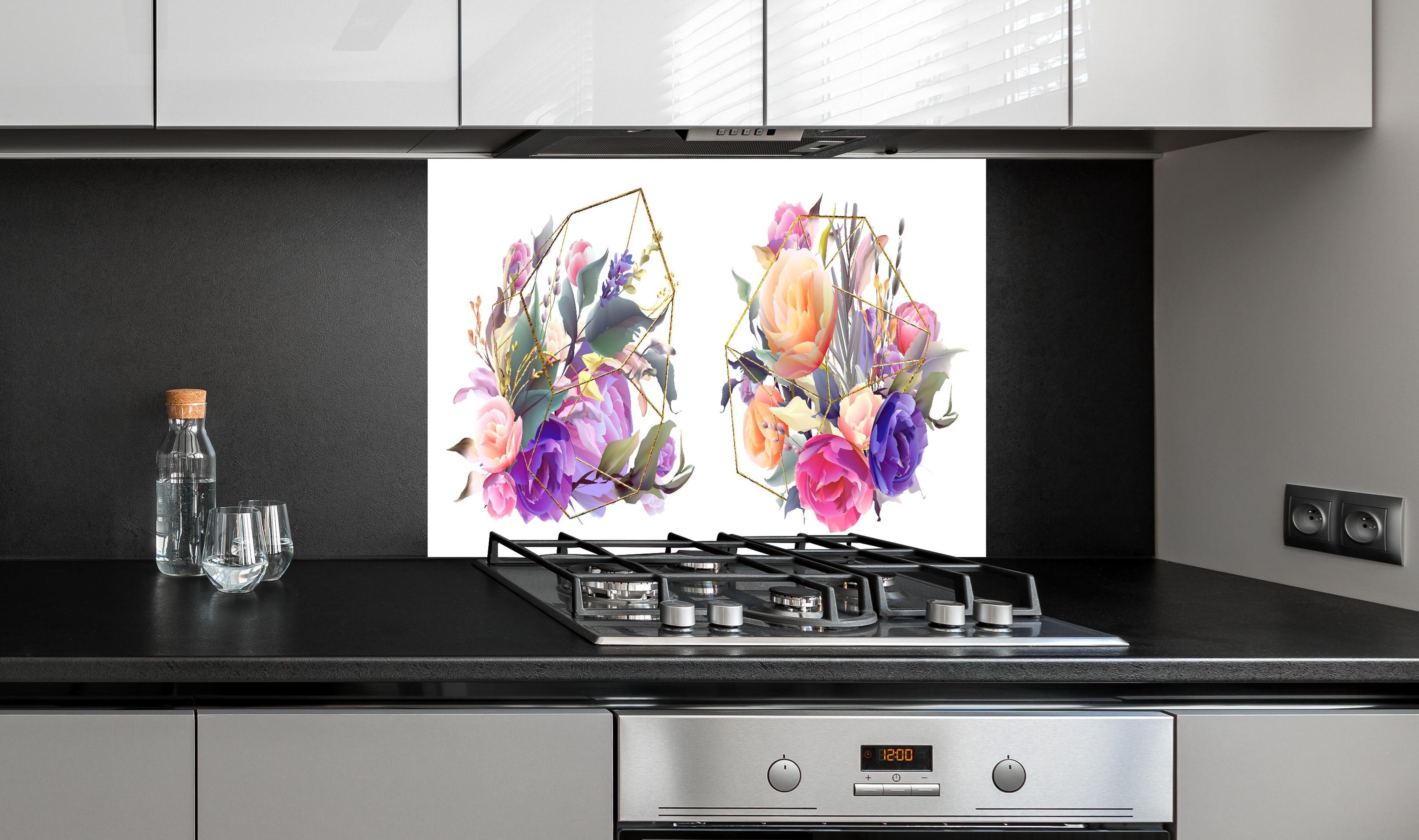 Spritzschutz - Edle Floral Geometrie mit Goldakzenten hinter einem Cerankochfeld zwischen Holz-Kochutensilien