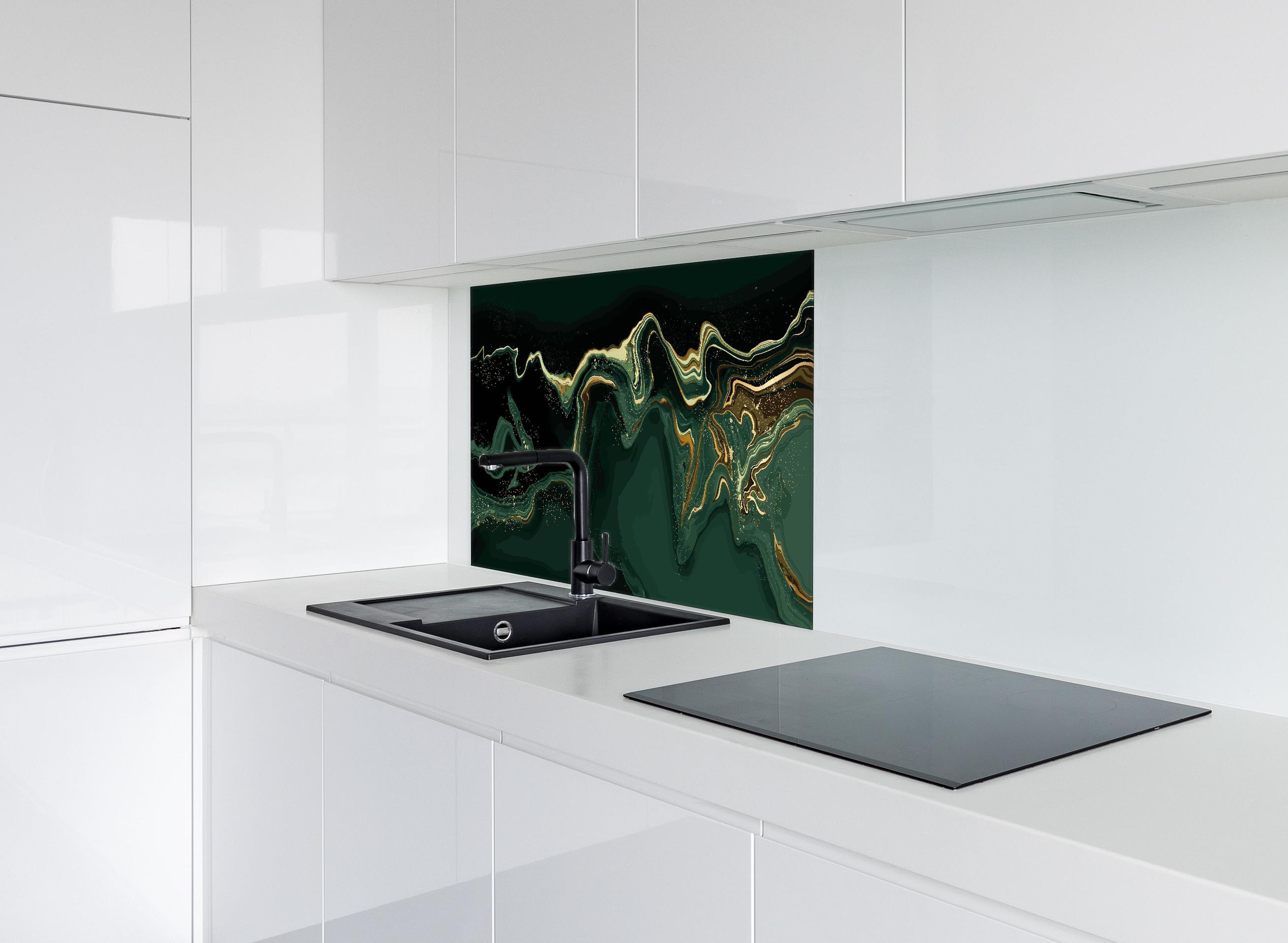 Spritzschutz - Edle Goldgrün-Marmormuster Abstrakte Kunst hinter einem Cerankochfeld zwischen Holz-Kochutensilien