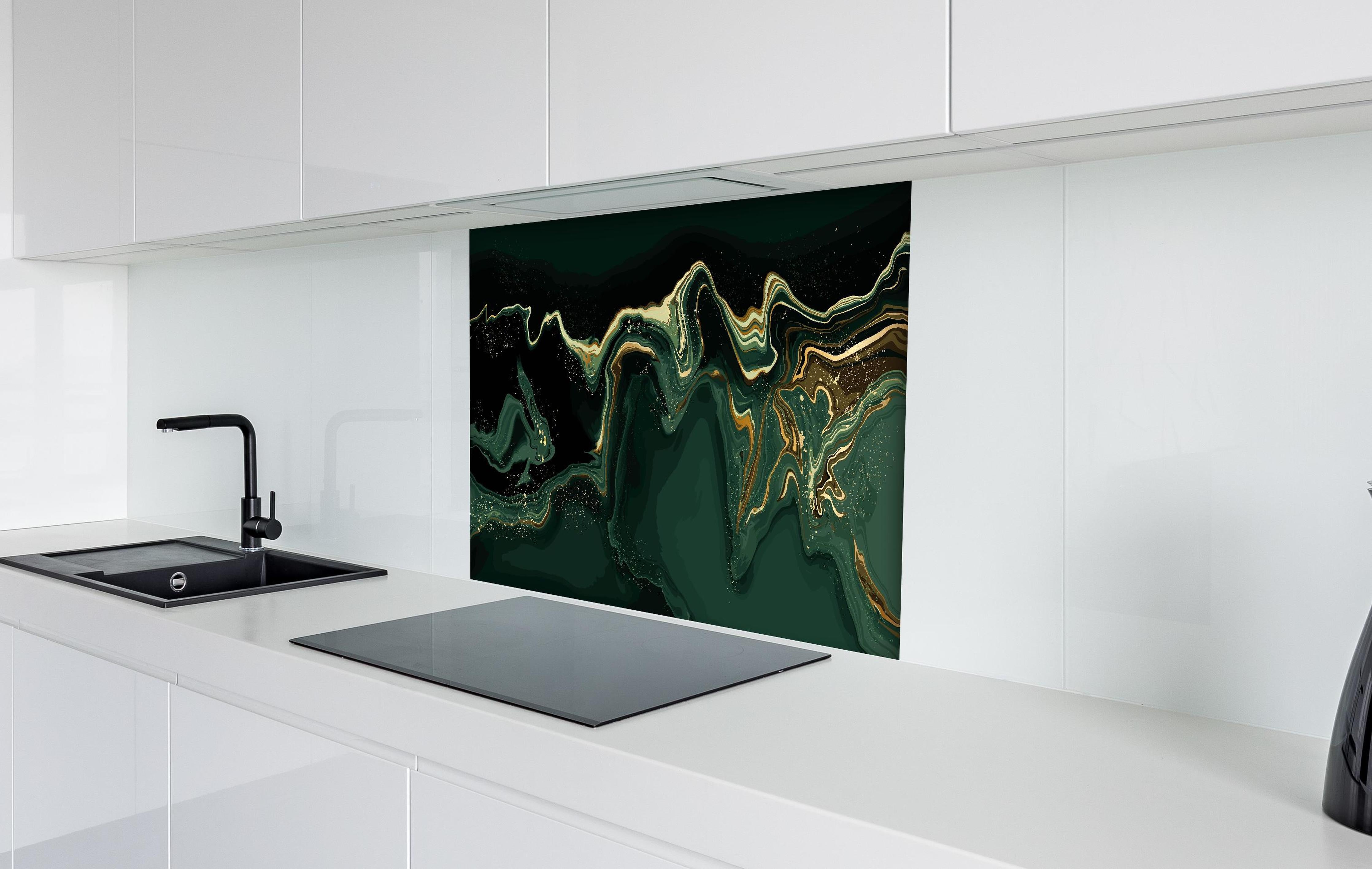Spritzschutz - Edle Goldgrün-Marmormuster Abstrakte Kunst hinter einem Cerankochfeld zwischen Holz-Kochutensilien