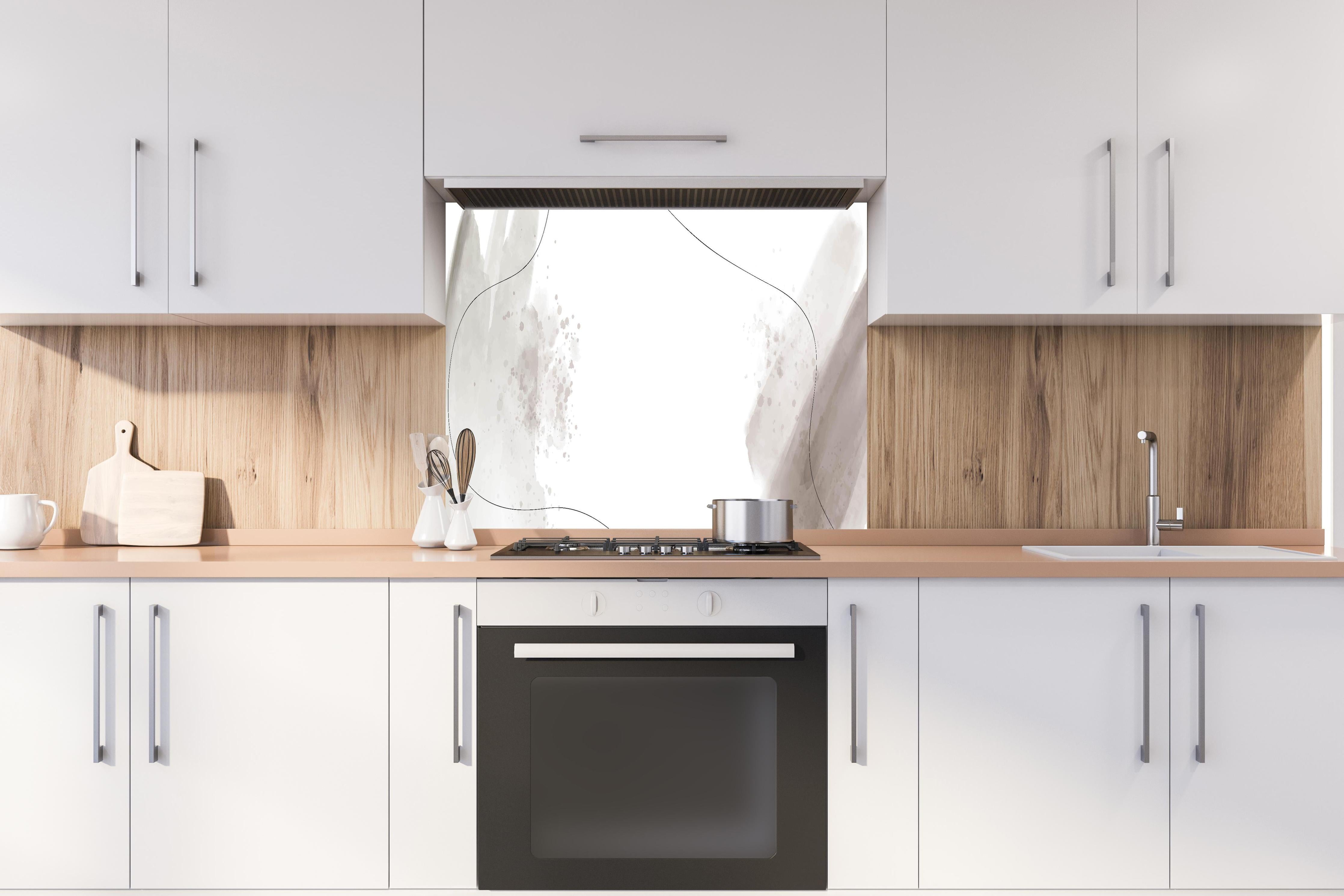 Spritzschutz - Edle Grauweiße Marmoroptik Struktur hinter einem Cerankochfeld zwischen Holz-Kochutensilien