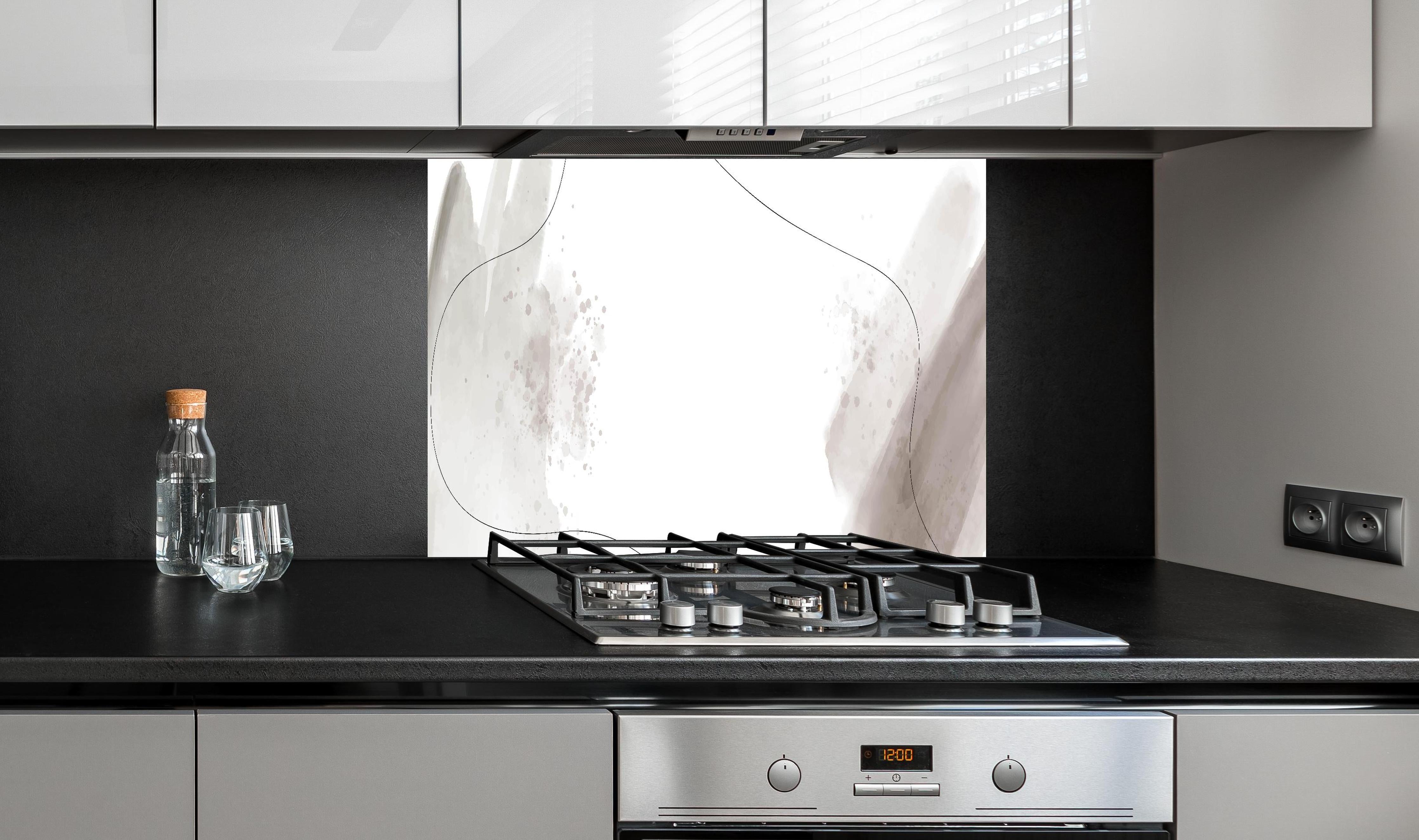 Spritzschutz - Edle Grauweiße Marmoroptik Struktur hinter einem Cerankochfeld zwischen Holz-Kochutensilien