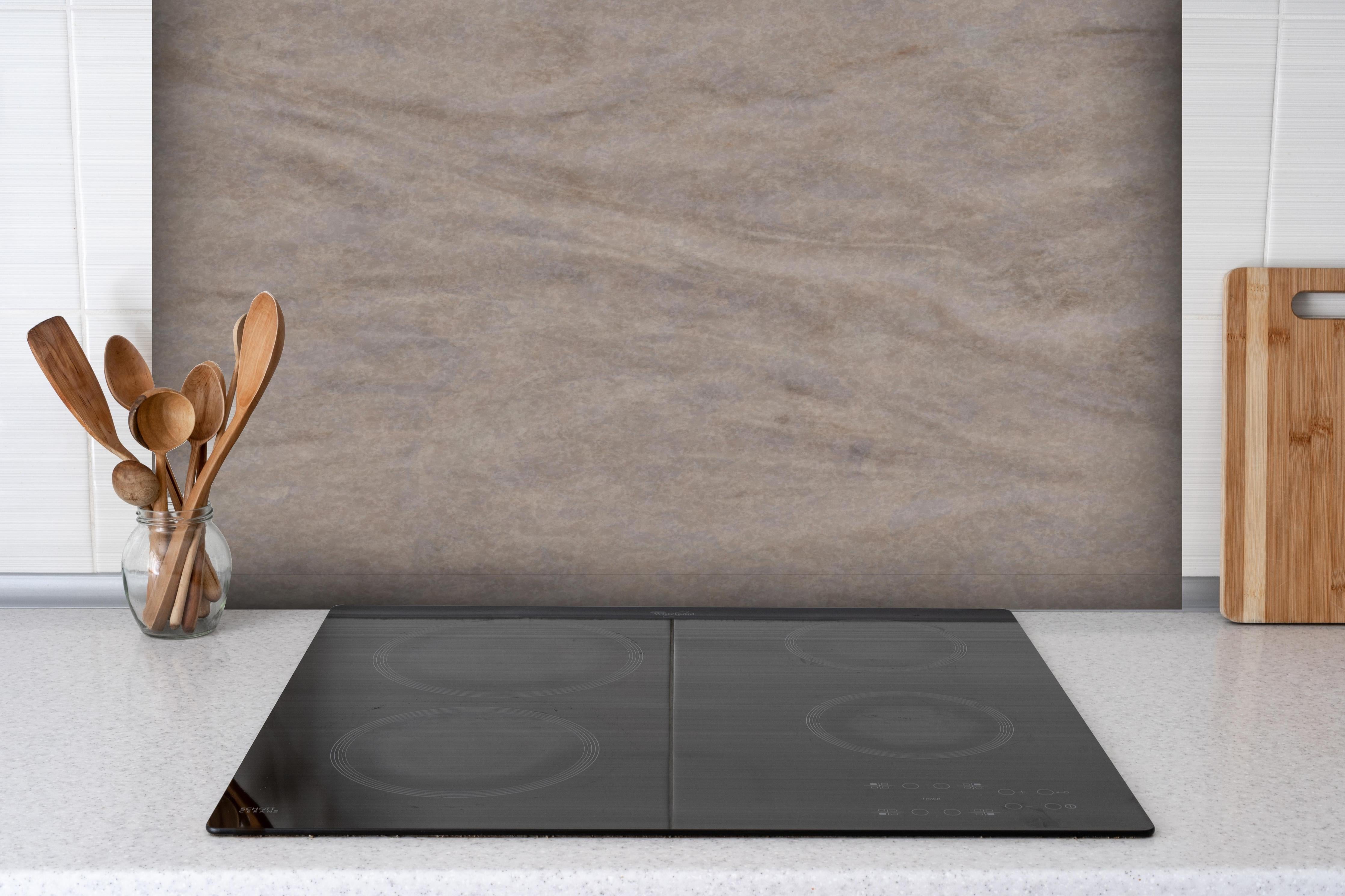 Spritzschutz - Edle Marmortextur in Seidigem Grau-Beige hinter einem Cerankochfeld zwischen Holz-Kochutensilien