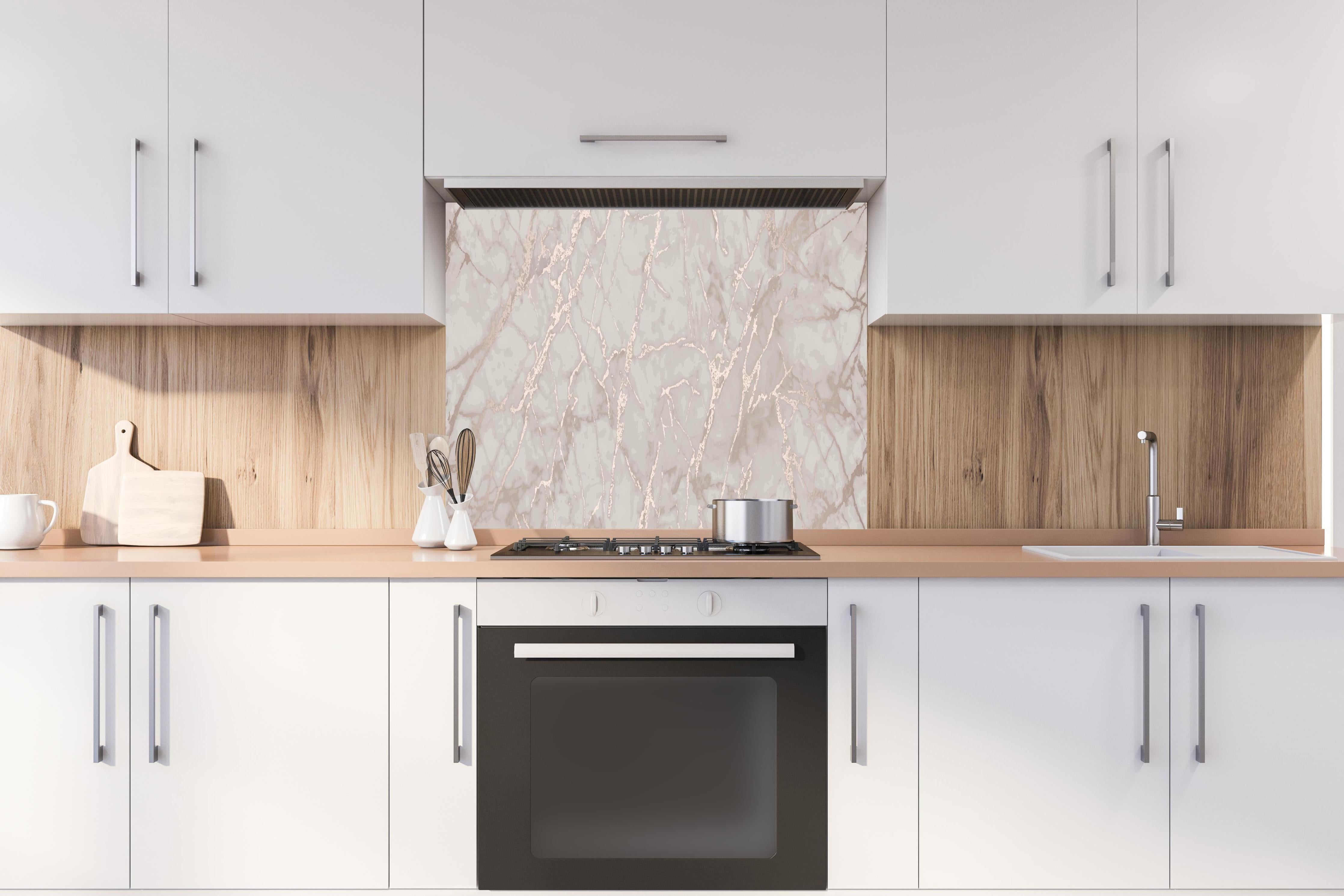 Spritzschutz - Edle Rosa-Grau-Marmorstruktur fürs Zuhause hinter einem Cerankochfeld zwischen Holz-Kochutensilien
