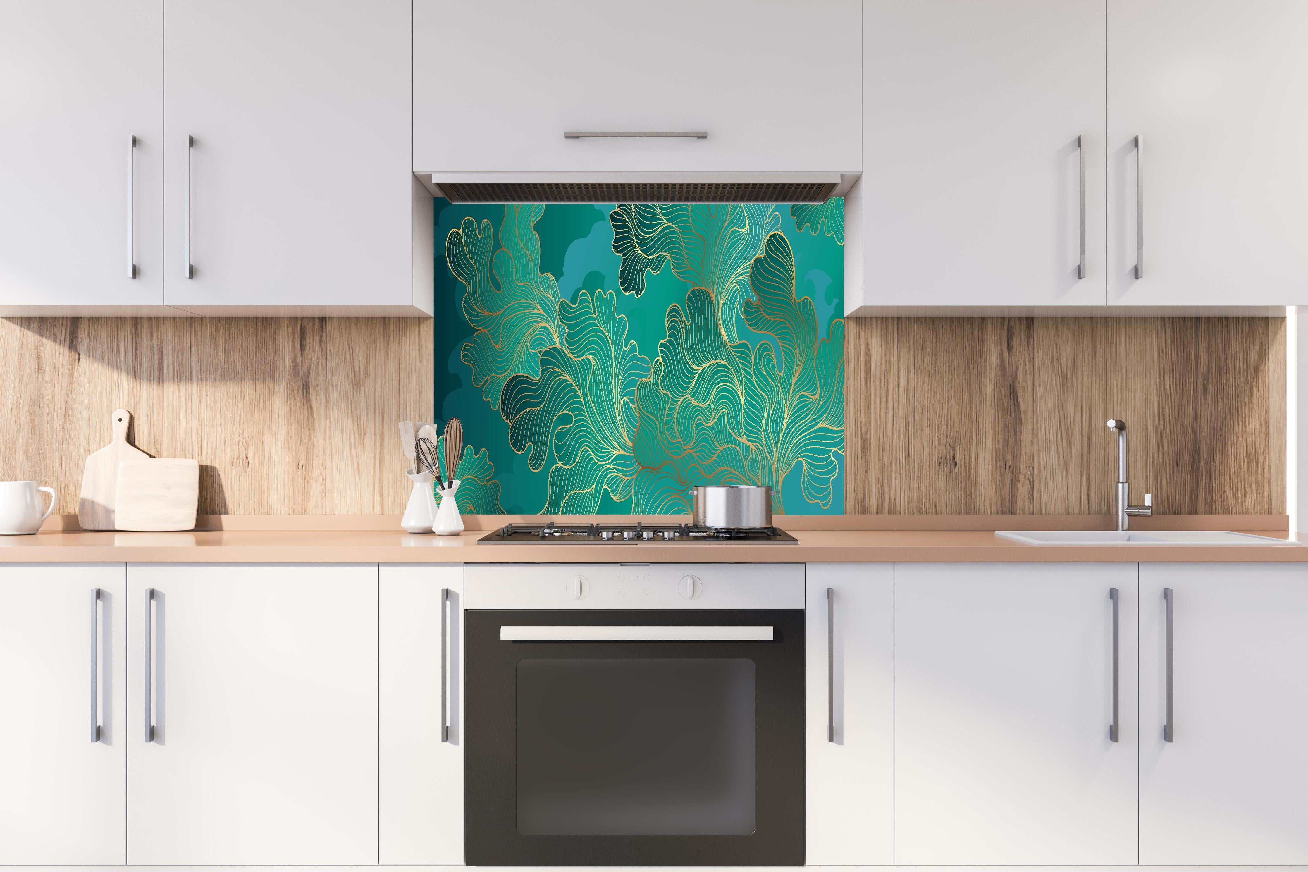 Spritzschutz - Edles Abstraktes Design in Grüntönen mit Gold hinter einem Cerankochfeld zwischen Holz-Kochutensilien