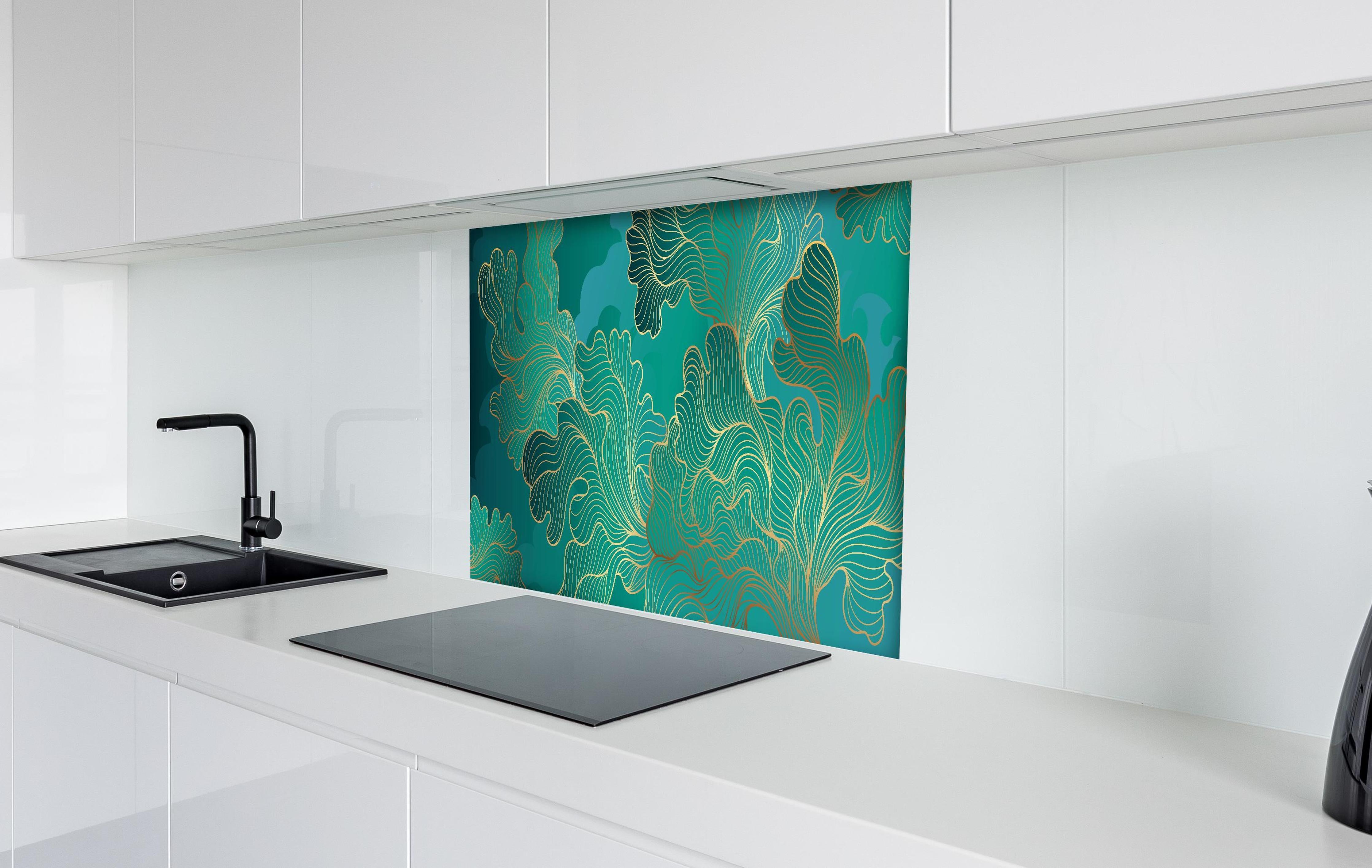 Spritzschutz - Edles Abstraktes Design in Grüntönen mit Gold hinter einem Cerankochfeld zwischen Holz-Kochutensilien