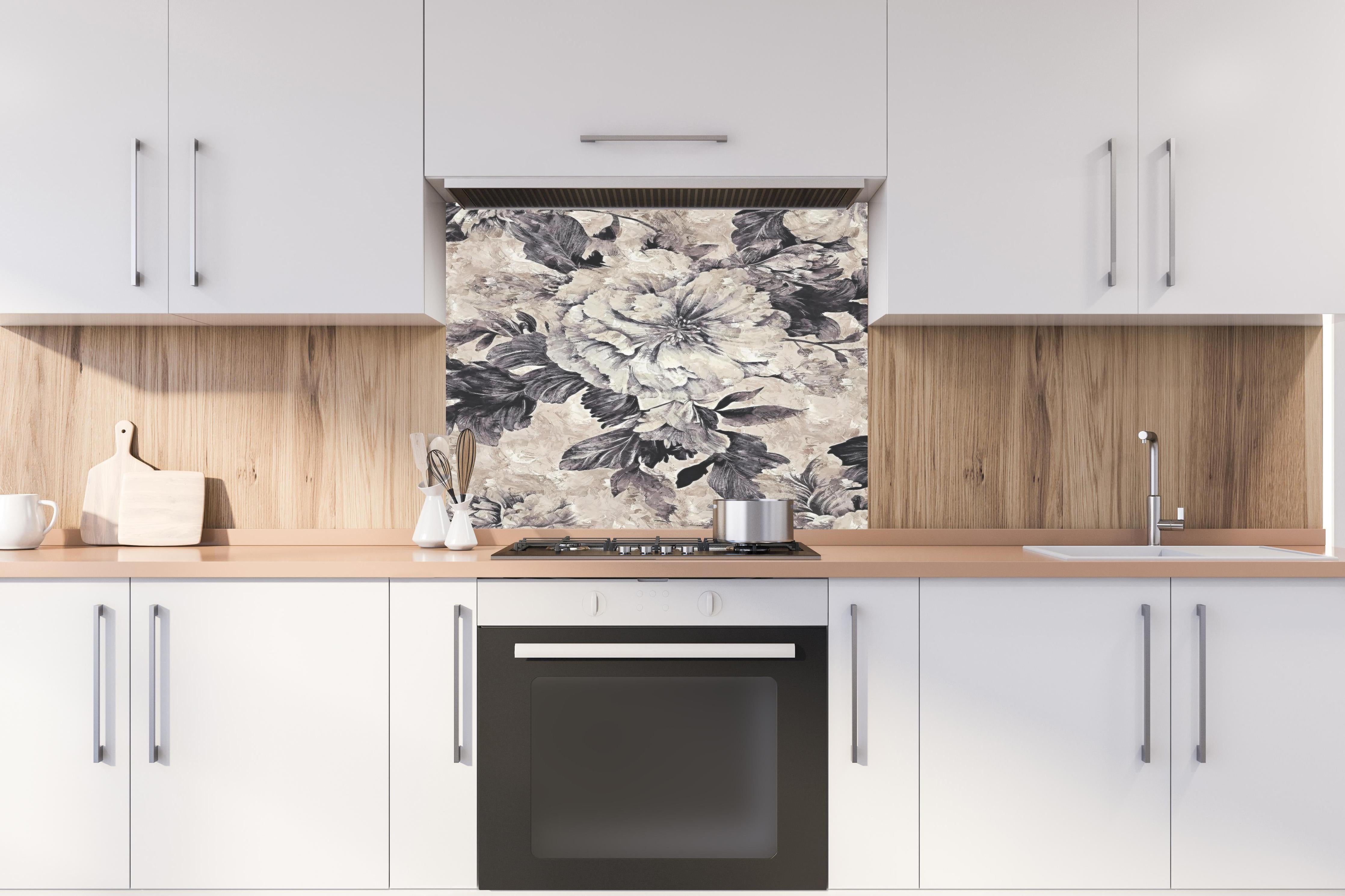 Spritzschutz - Edles Beige Floral Gemustertes Kunstposter hinter einem Cerankochfeld zwischen Holz-Kochutensilien
