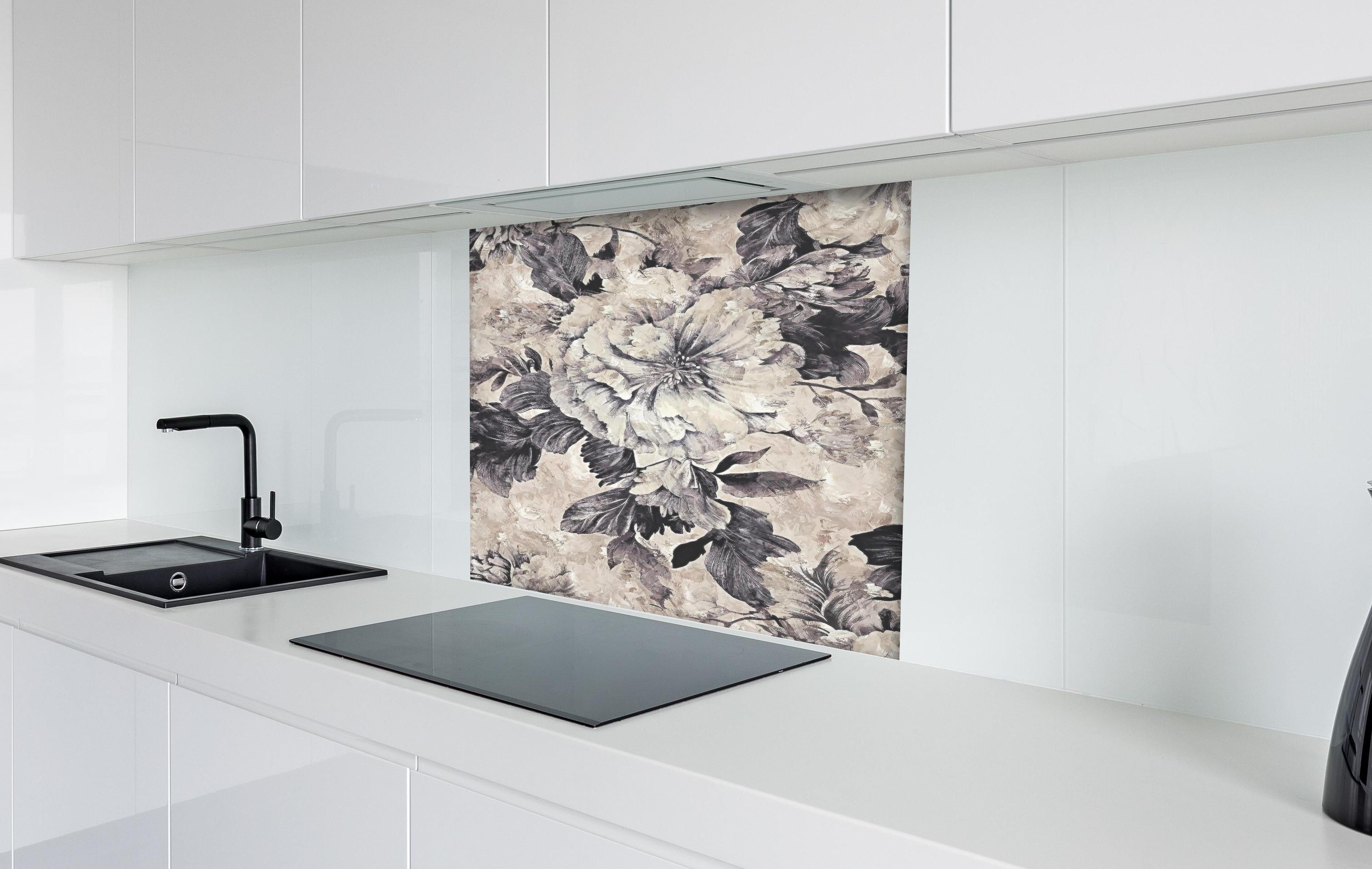 Spritzschutz - Edles Beige Floral Gemustertes Kunstposter hinter einem Cerankochfeld zwischen Holz-Kochutensilien