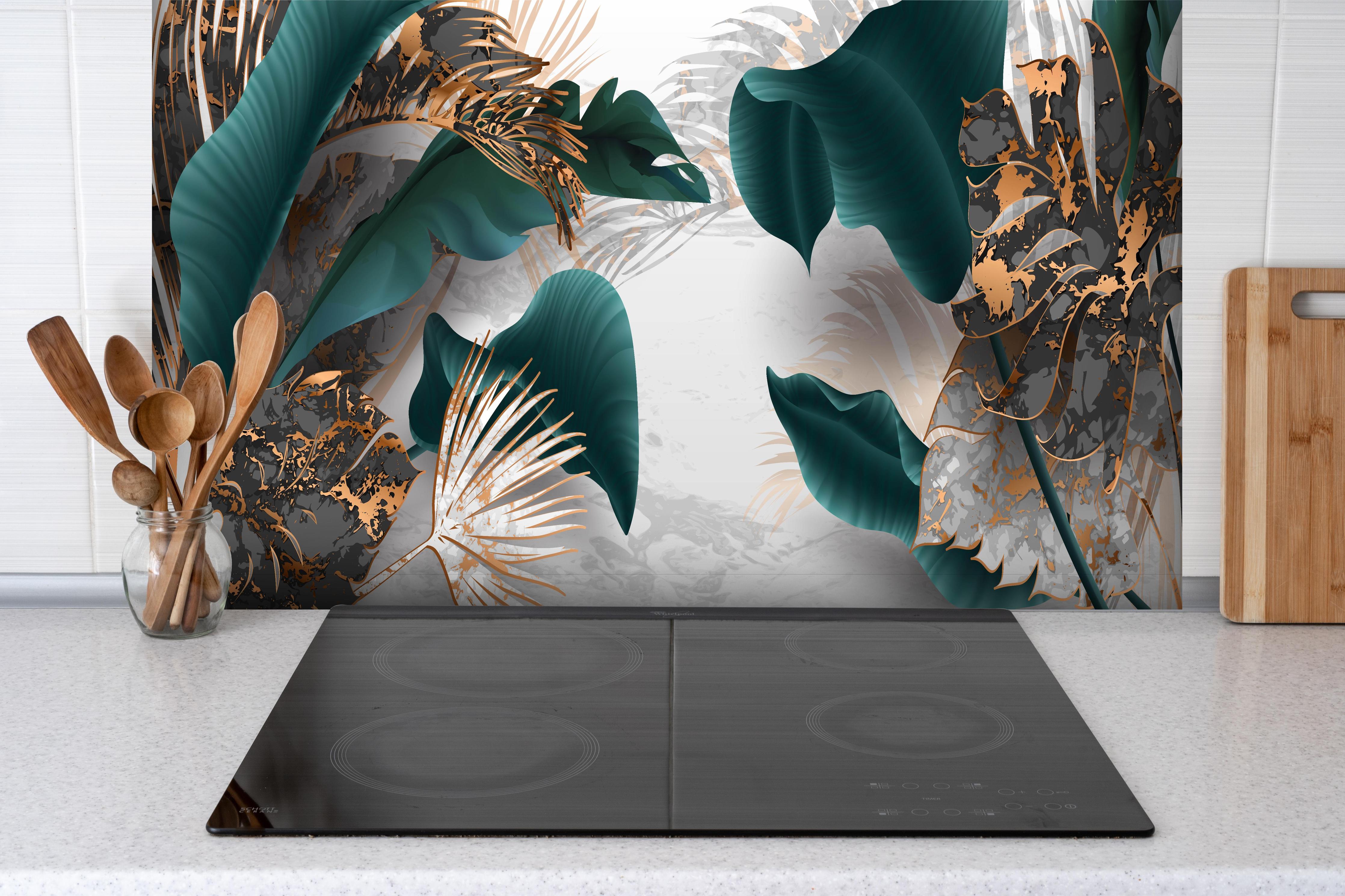 Spritzschutz - Edles Blattwerk in Grün mit Goldakzenten hinter einem Cerankochfeld zwischen Holz-Kochutensilien