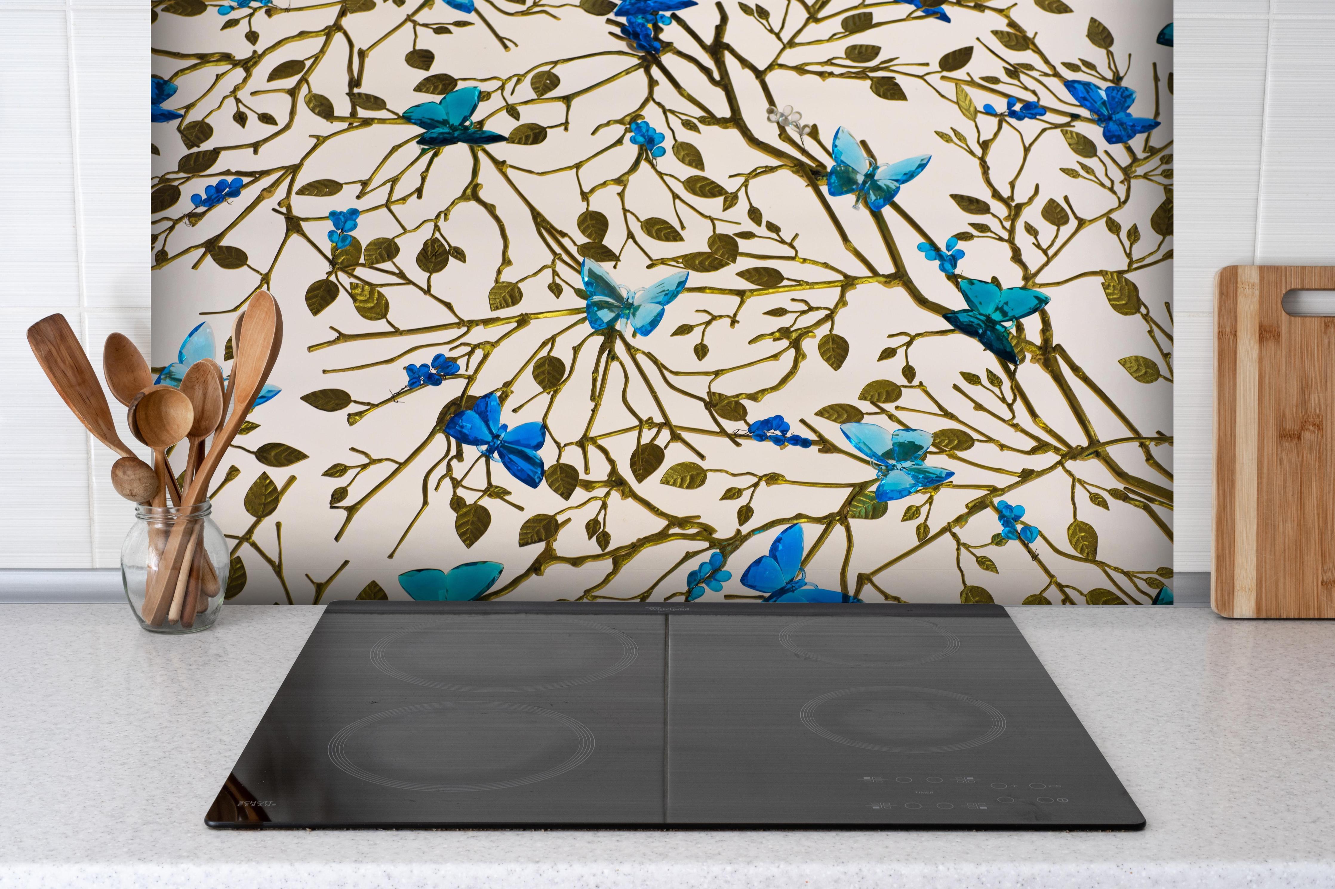 Spritzschutz - Edles Blüten-Design in Blau und Gold hinter einem Cerankochfeld zwischen Holz-Kochutensilien