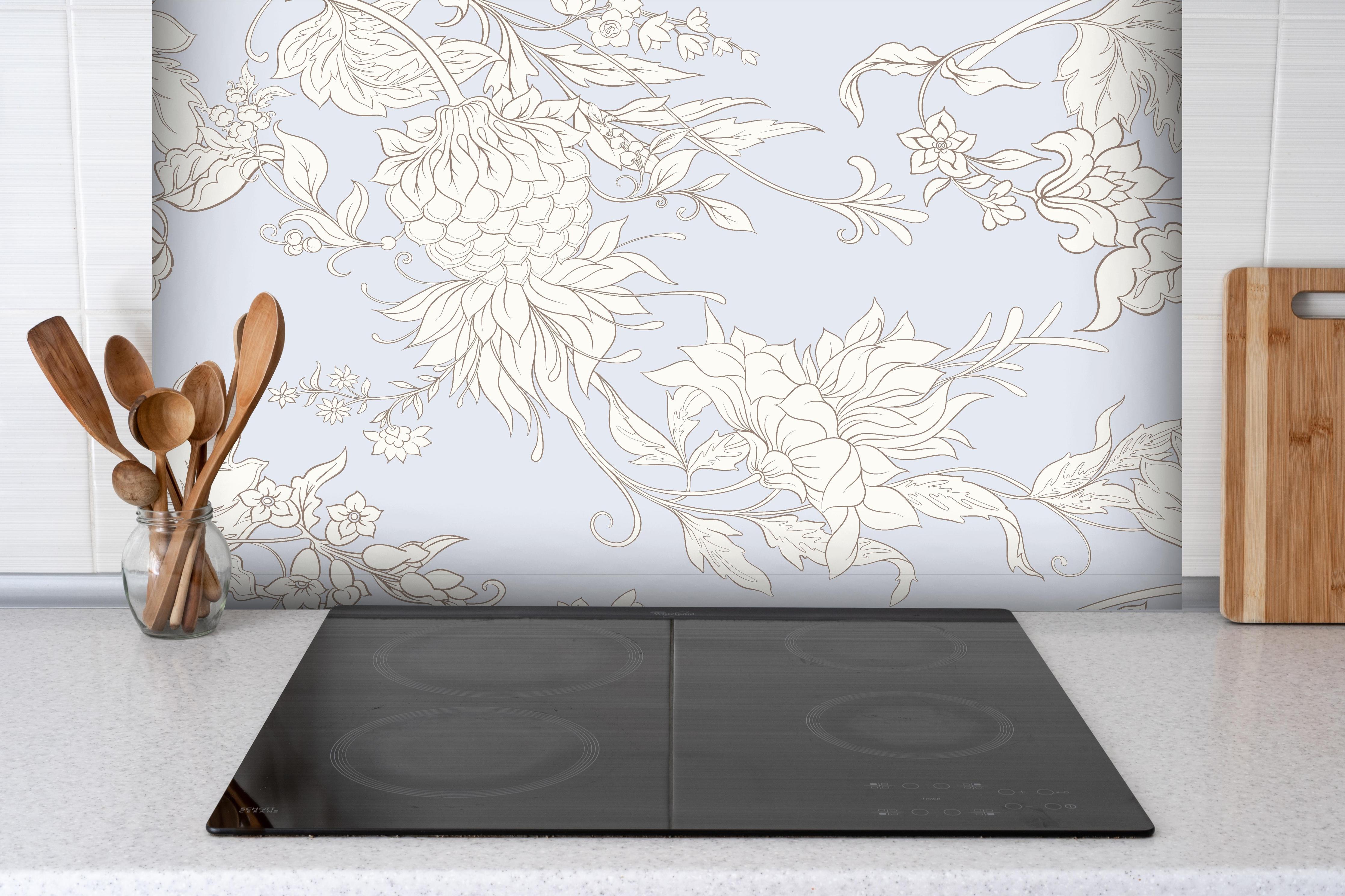 Spritzschutz - Edles Floral Muster in Weiß und Grautönen hinter einem Cerankochfeld zwischen Holz-Kochutensilien