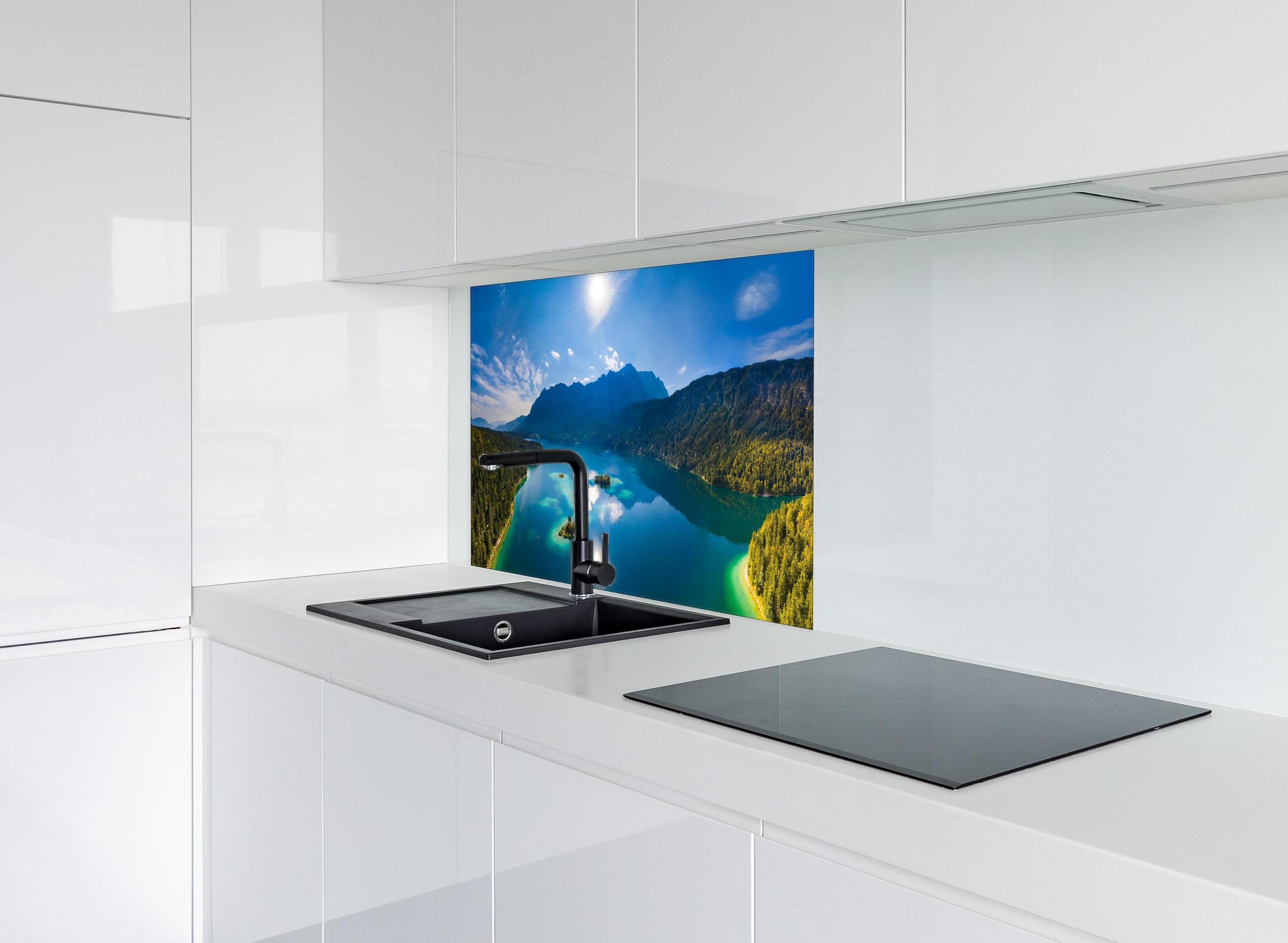 Spritzschutz - Eibsees mit der Zugspitze im Hintergrund hinter einem Cerankochfeld zwischen Holz-Kochutensilien