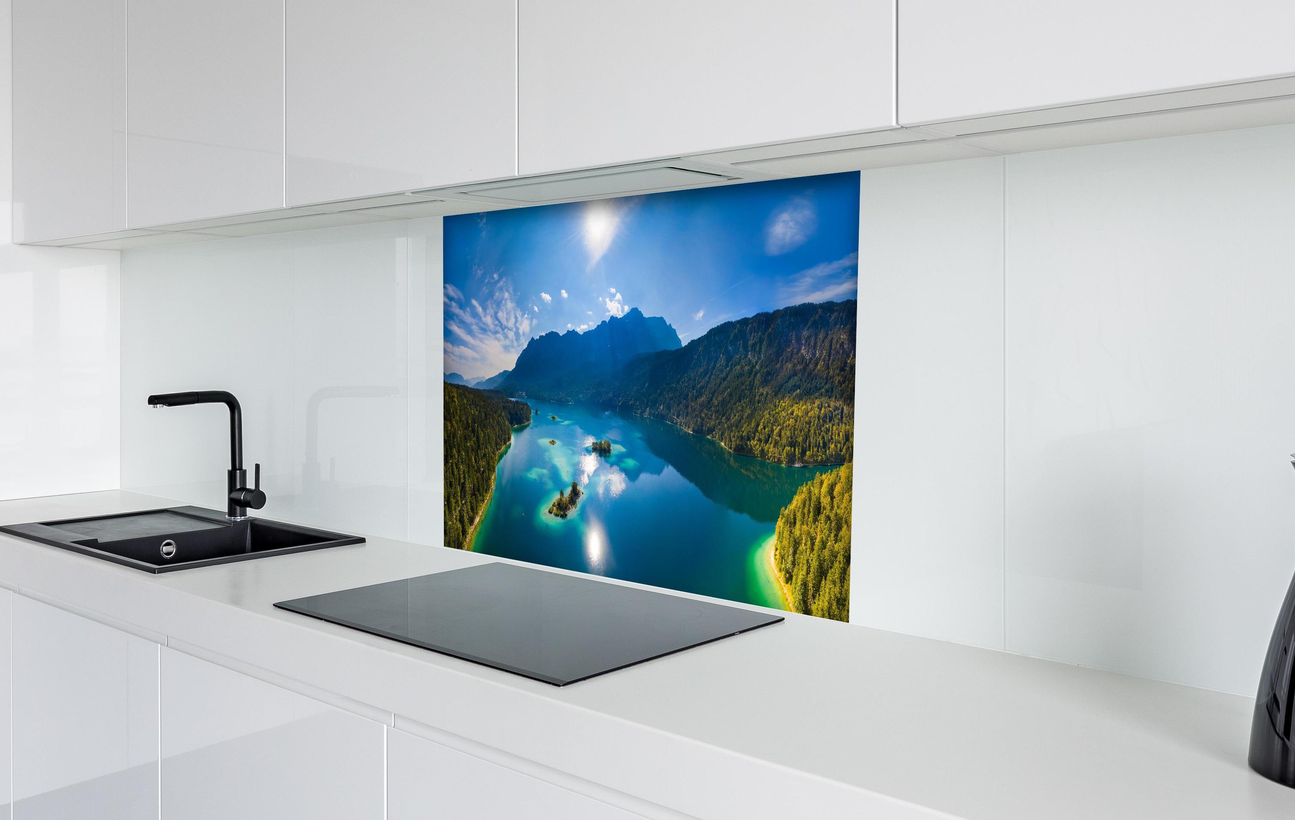 Spritzschutz - Eibsees mit der Zugspitze im Hintergrund hinter einem Cerankochfeld zwischen Holz-Kochutensilien