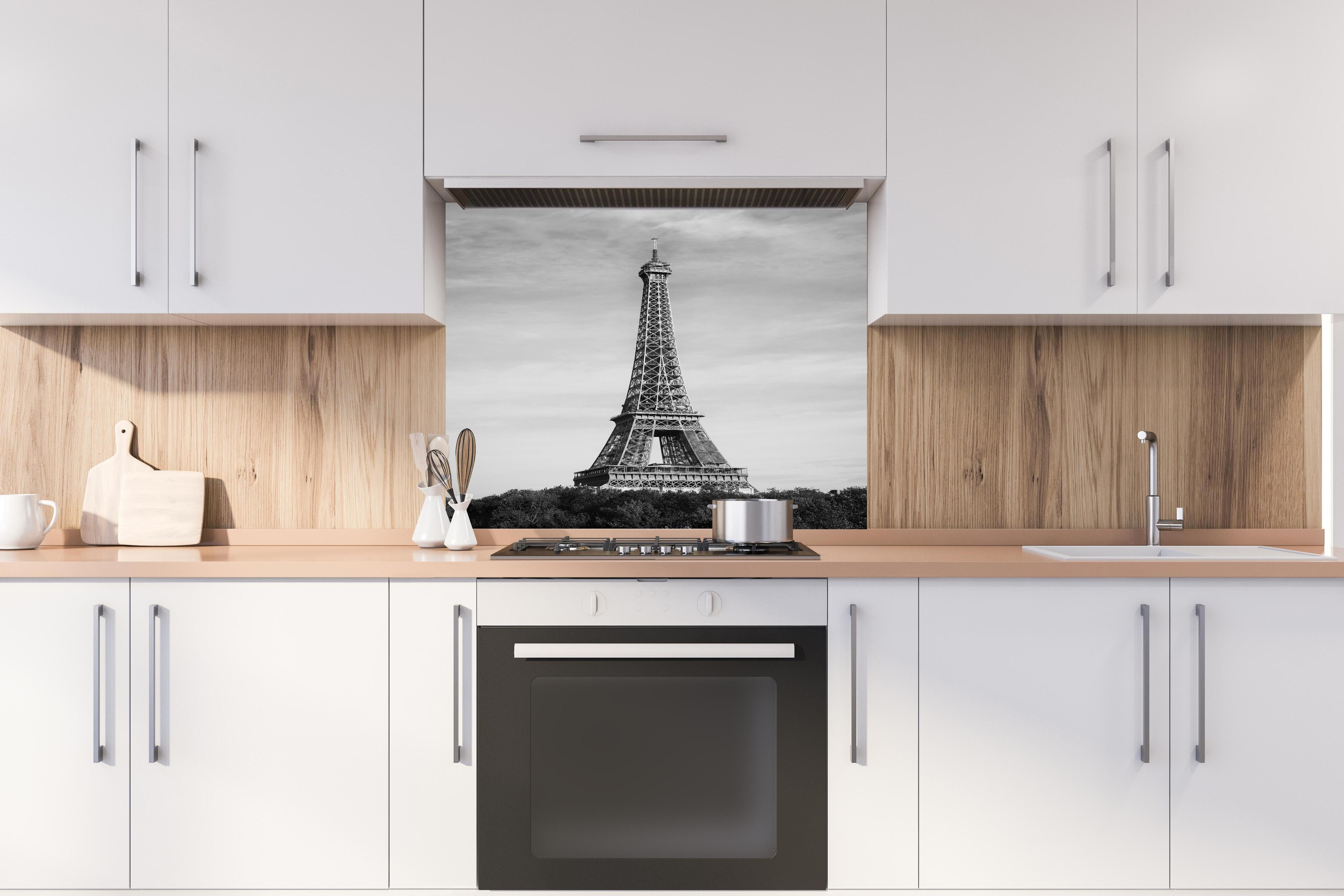 Spritzschutz - Eiffel Turm - Paris, Frankreich hinter einem Cerankochfeld zwischen Holz-Kochutensilien
