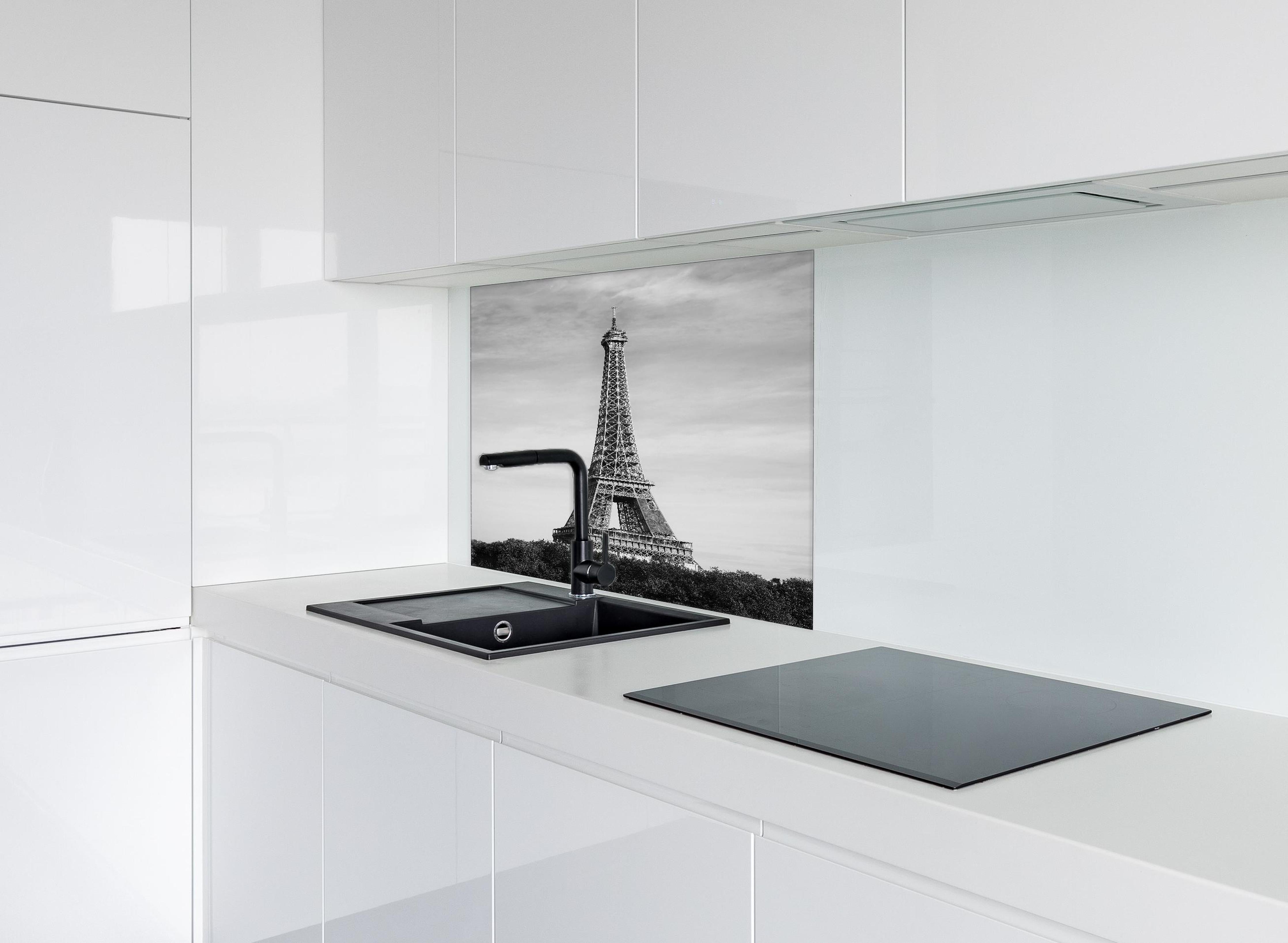 Spritzschutz - Eiffel Turm - Paris, Frankreich hinter einem Cerankochfeld zwischen Holz-Kochutensilien