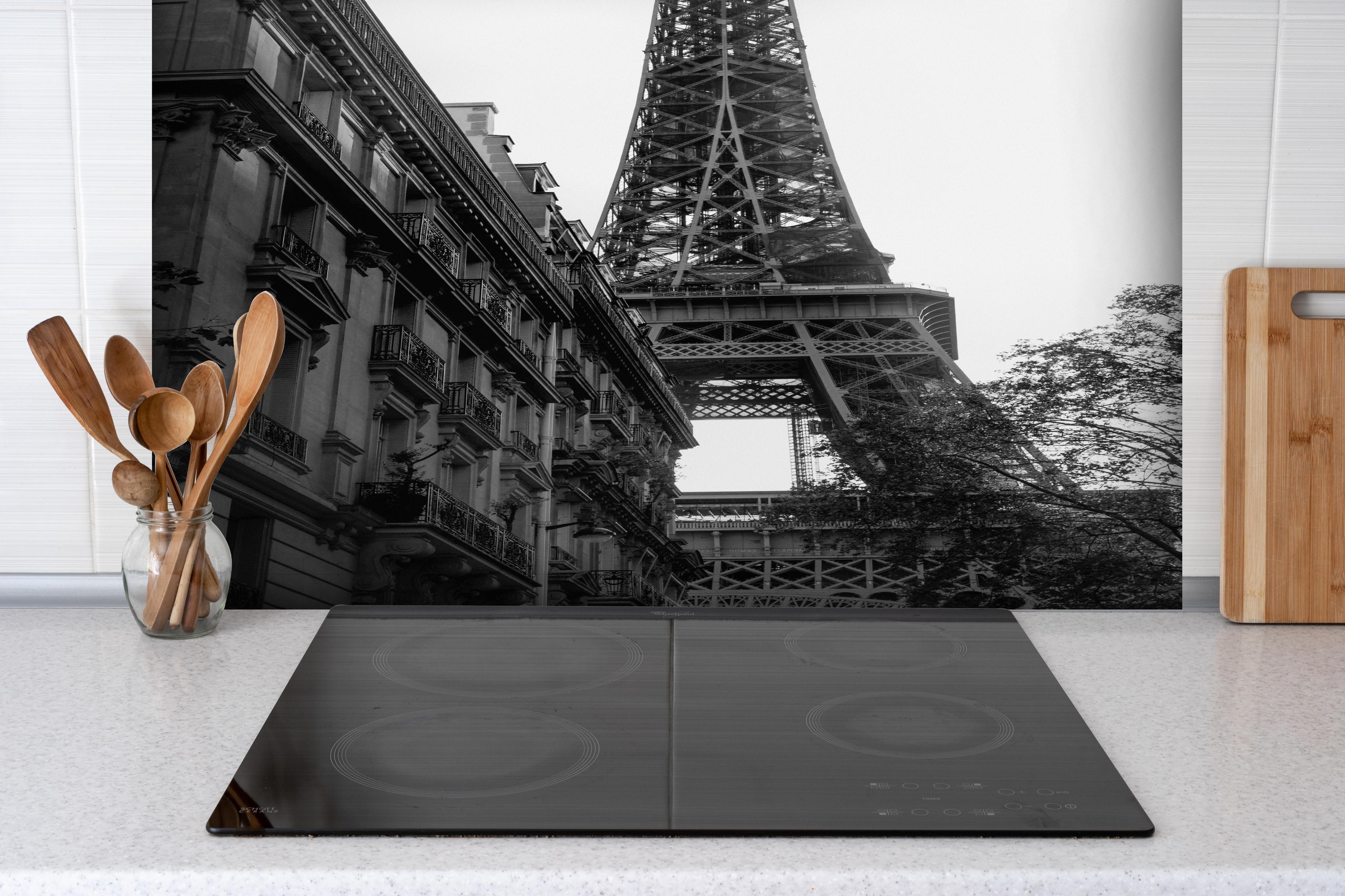 Spritzschutz - Eiffelturm - Paris, Frankreich hinter einem Cerankochfeld zwischen Holz-Kochutensilien