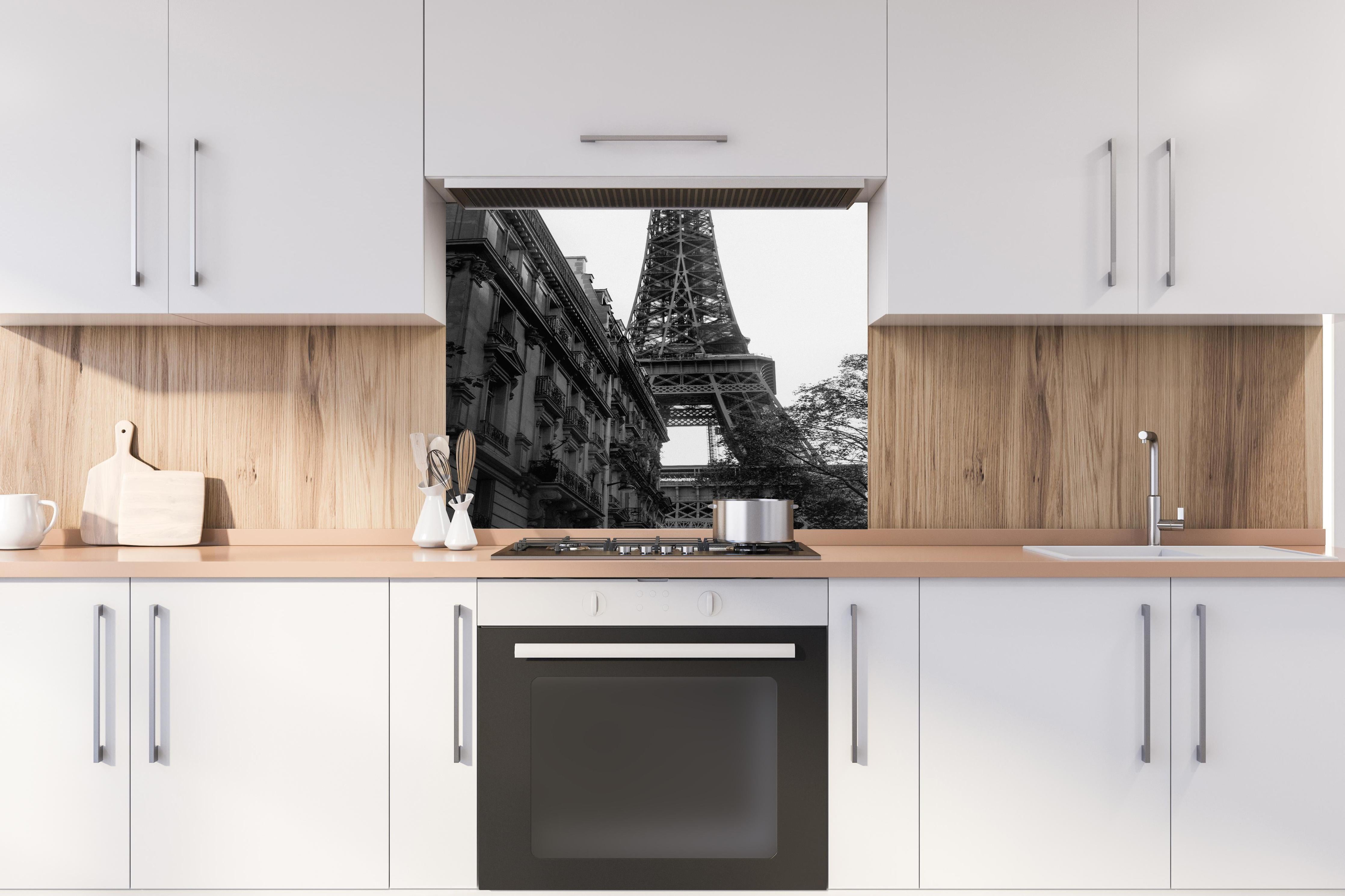 Spritzschutz - Eiffelturm - Paris, Frankreich hinter einem Cerankochfeld zwischen Holz-Kochutensilien
