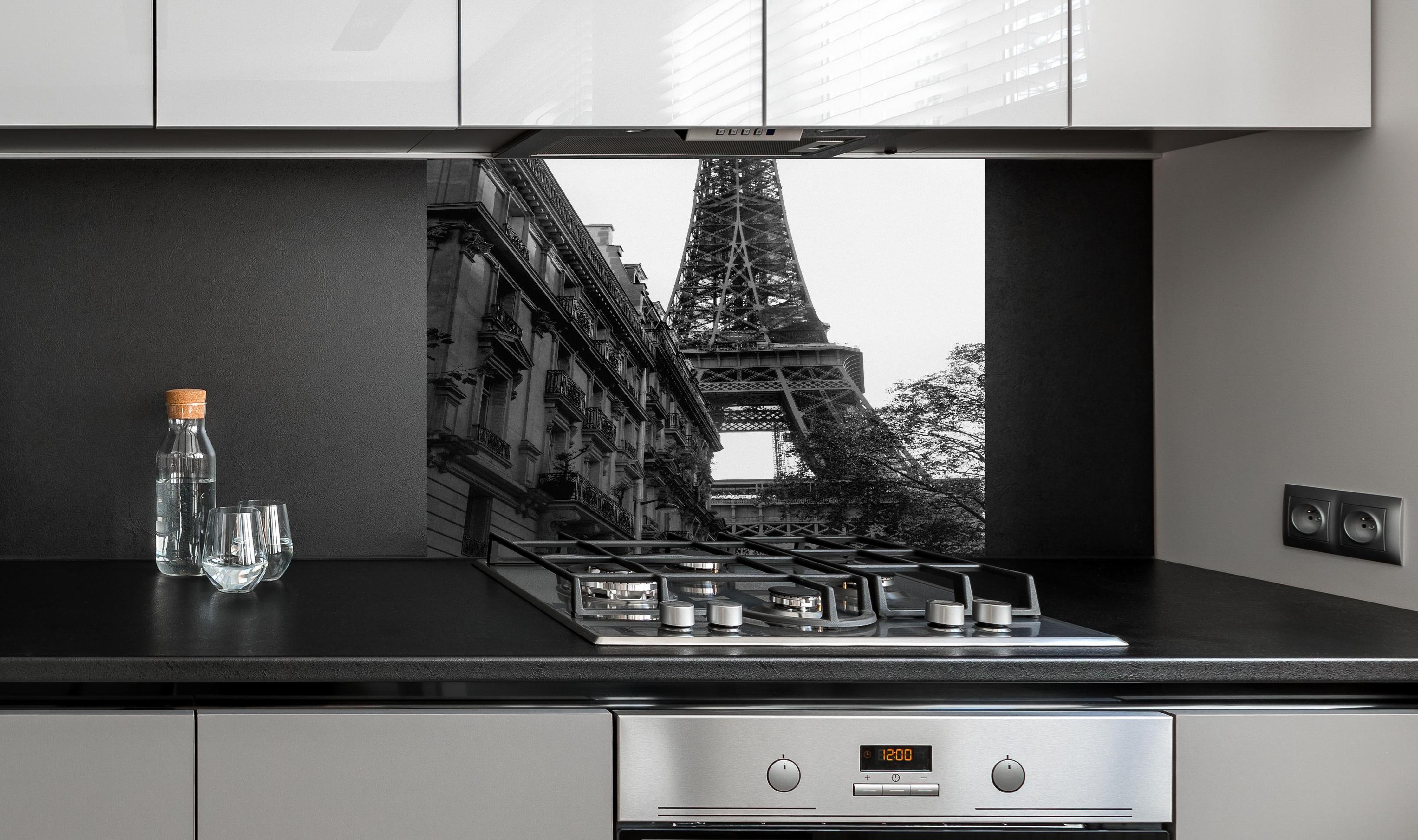 Spritzschutz - Eiffelturm - Paris, Frankreich hinter einem Cerankochfeld zwischen Holz-Kochutensilien