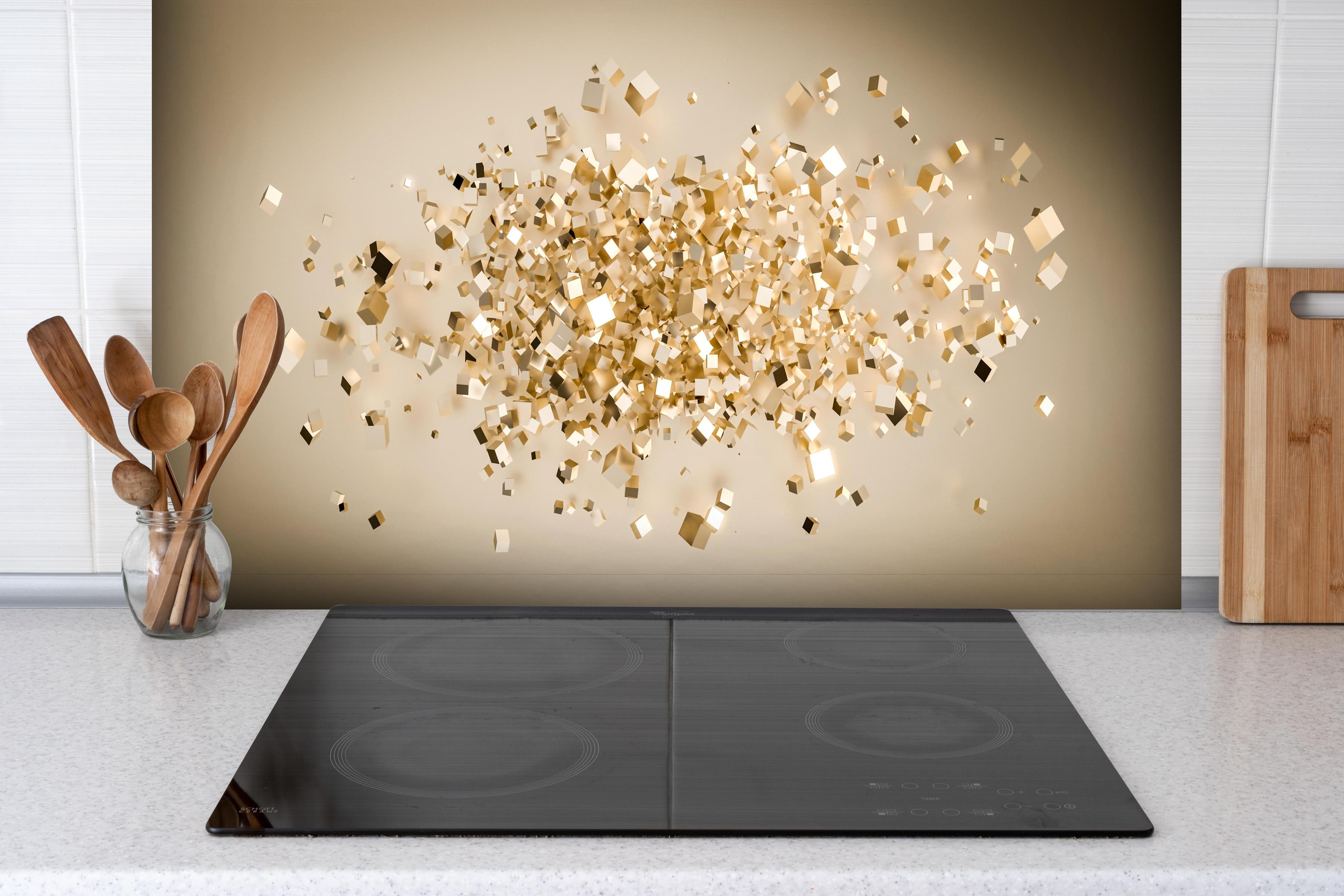 Spritzschutz - Eindrucksvolle 3D Goldwürfel Struktur hinter einem Cerankochfeld zwischen Holz-Kochutensilien