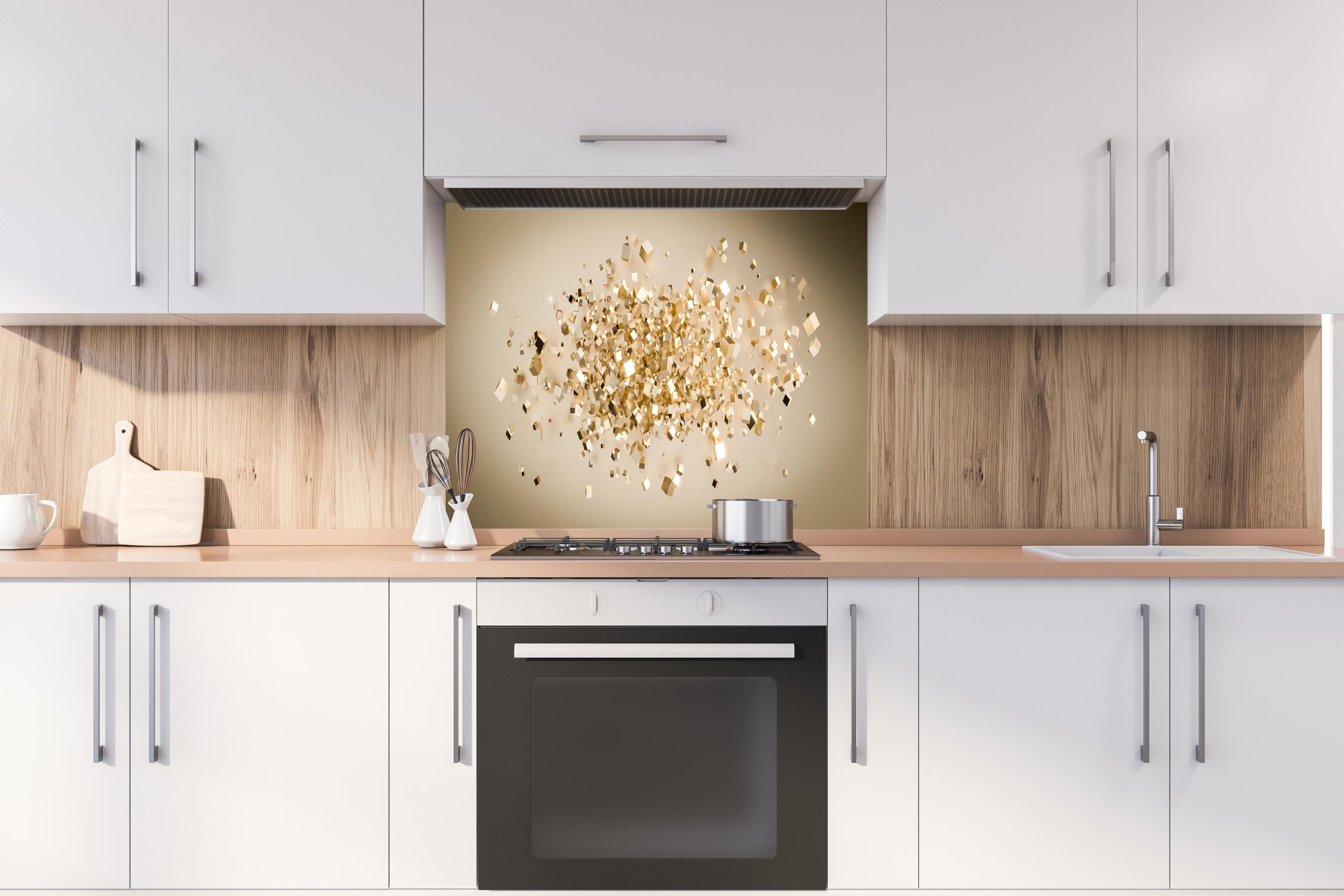 Spritzschutz - Eindrucksvolle 3D Goldwürfel Struktur hinter einem Cerankochfeld zwischen Holz-Kochutensilien