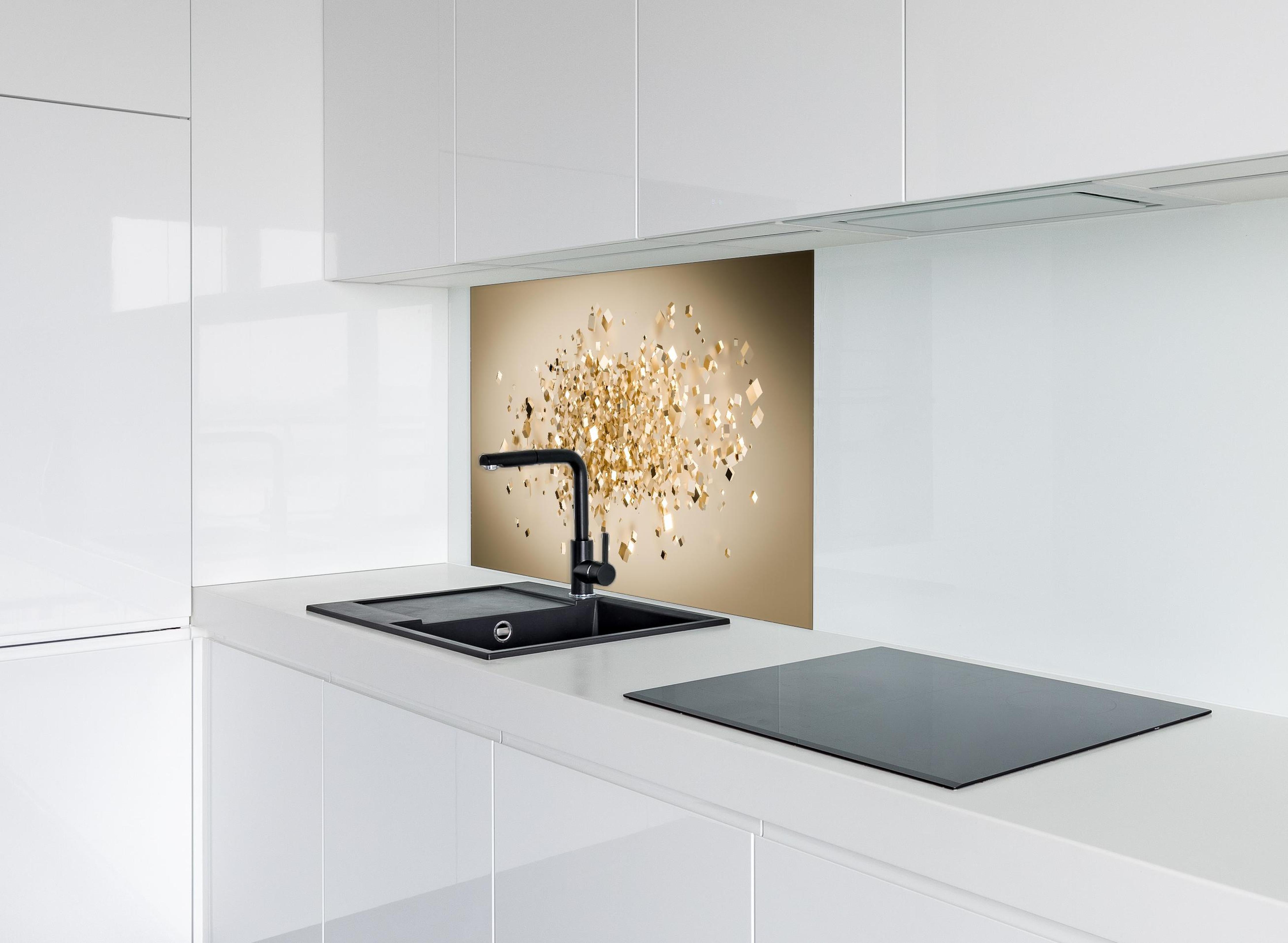 Spritzschutz - Eindrucksvolle 3D Goldwürfel Struktur hinter einem Cerankochfeld zwischen Holz-Kochutensilien