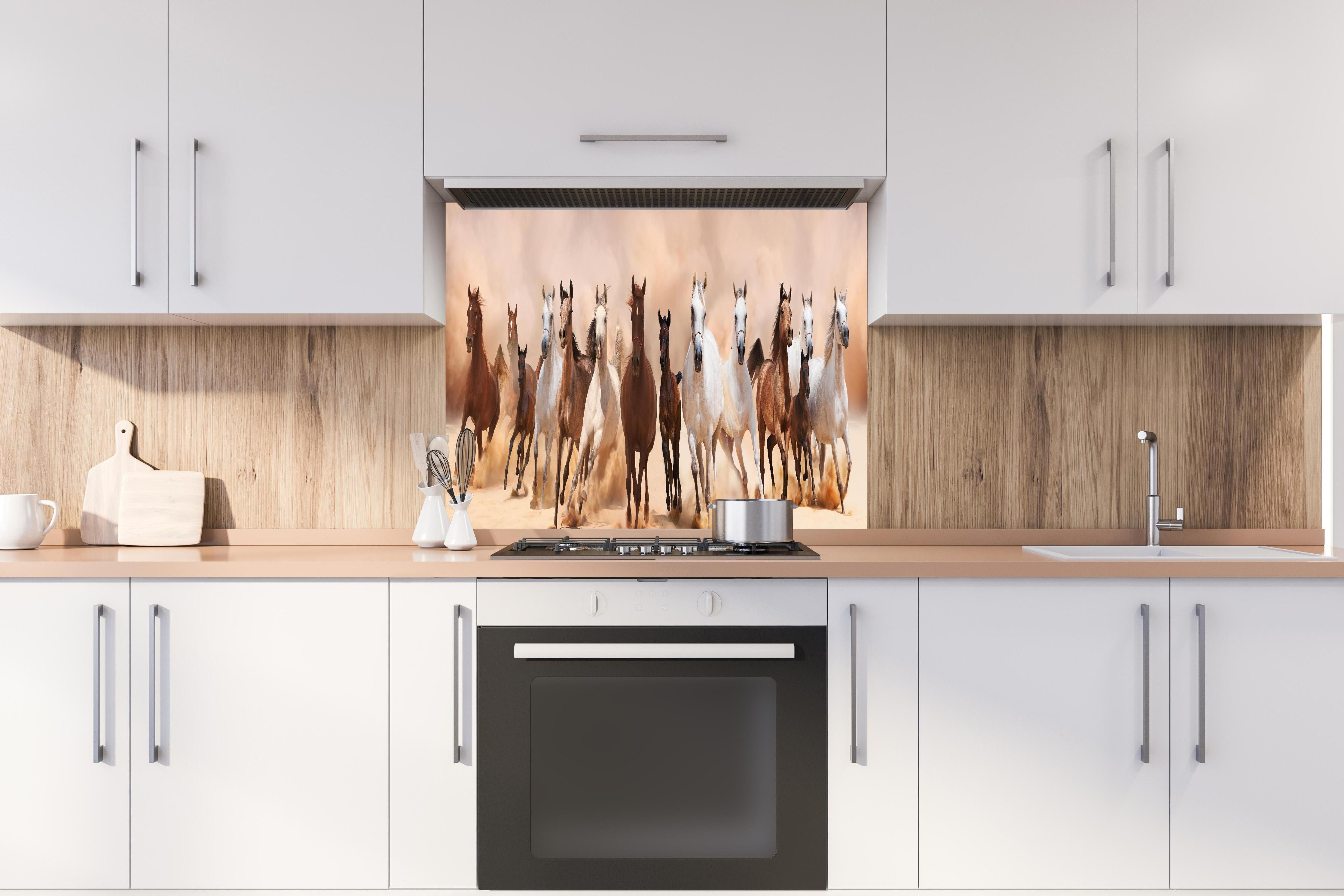 Spritzschutz - Eine Herde von Pferden hinter einem Cerankochfeld zwischen Holz-Kochutensilien