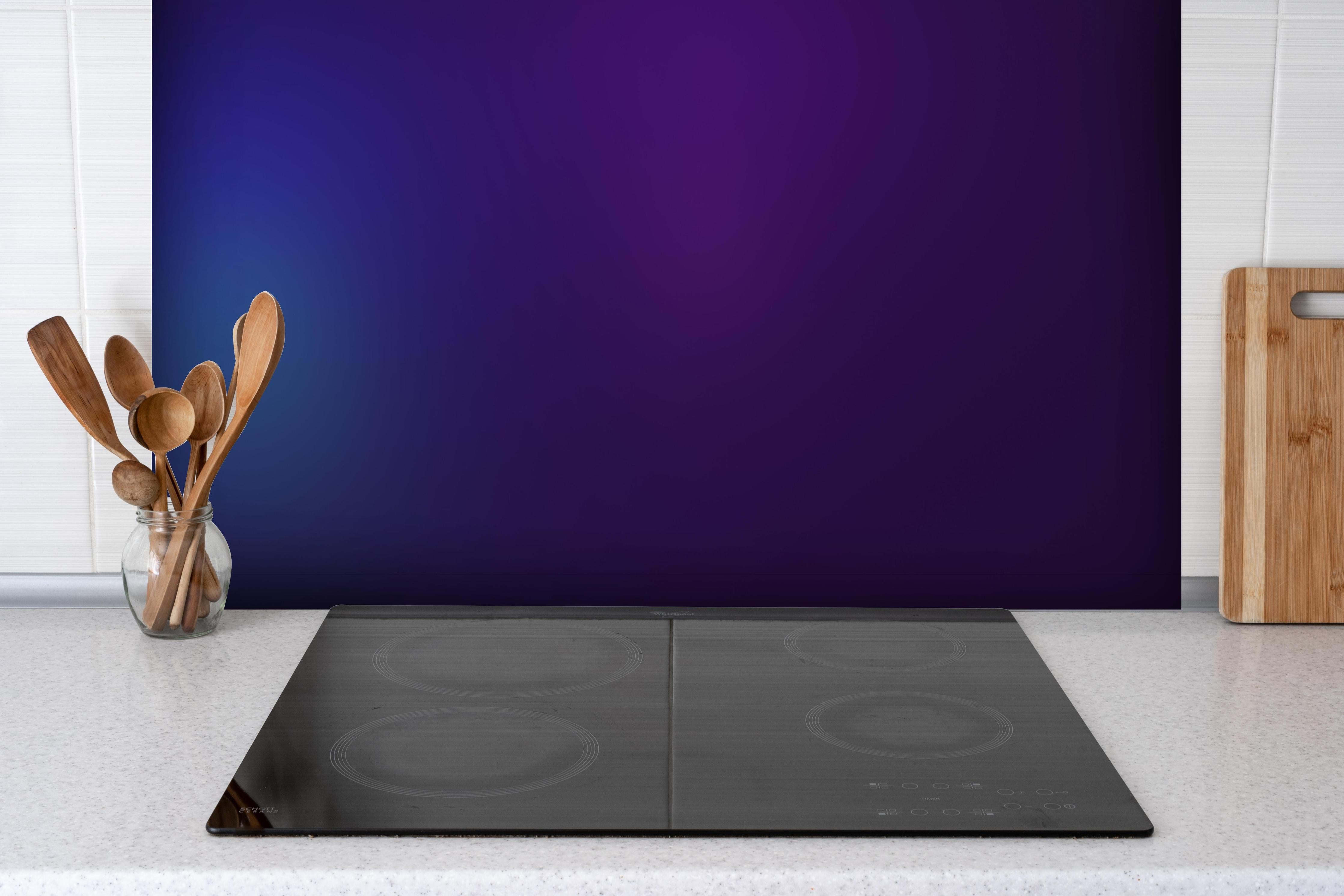 Spritzschutz - Einfaches Blaumuster hinter einem Cerankochfeld zwischen Holz-Kochutensilien