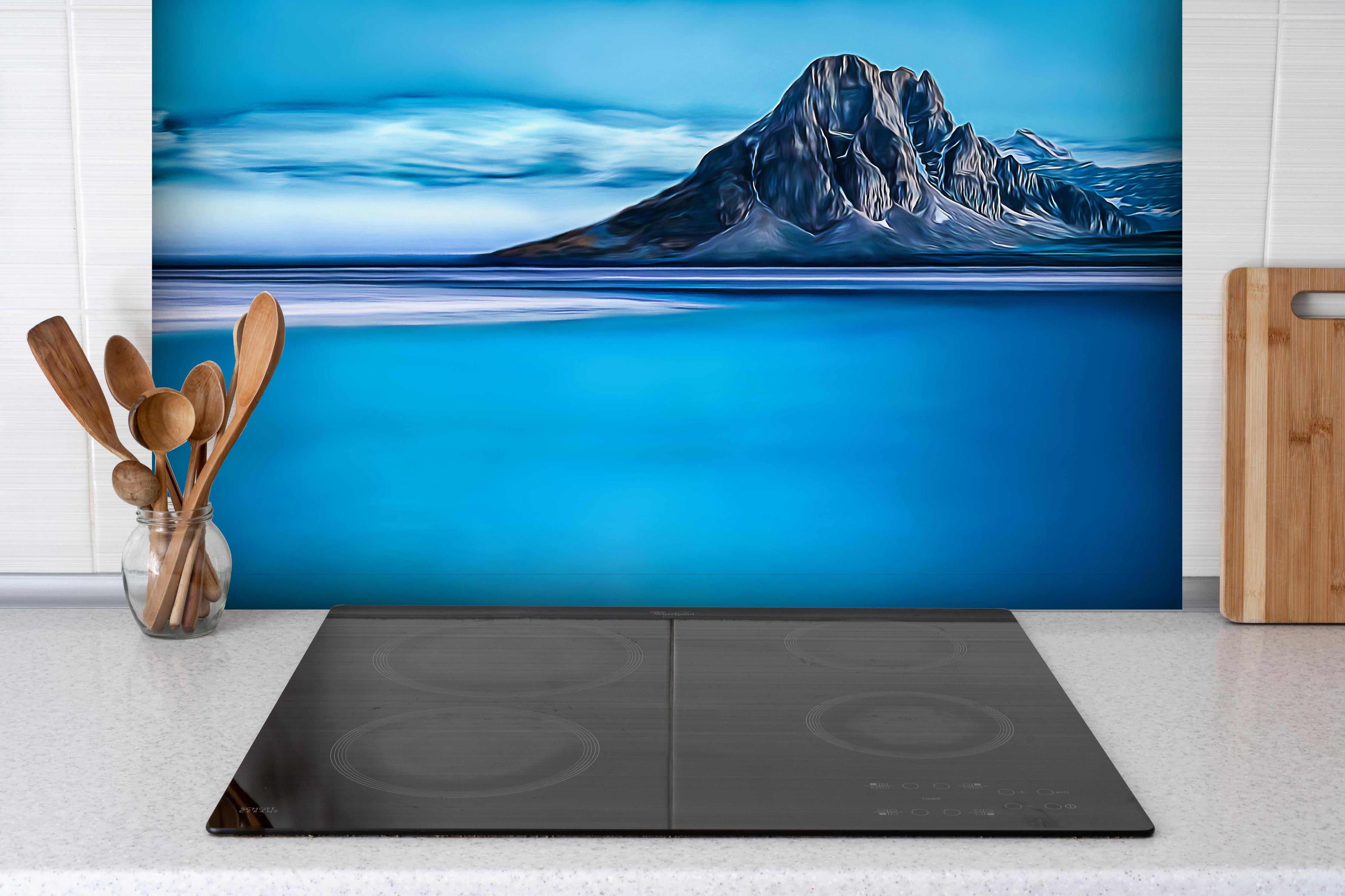 Spritzschutz - Eisberg und Spiegelglanz in Blautönen hinter einem Cerankochfeld zwischen Holz-Kochutensilien