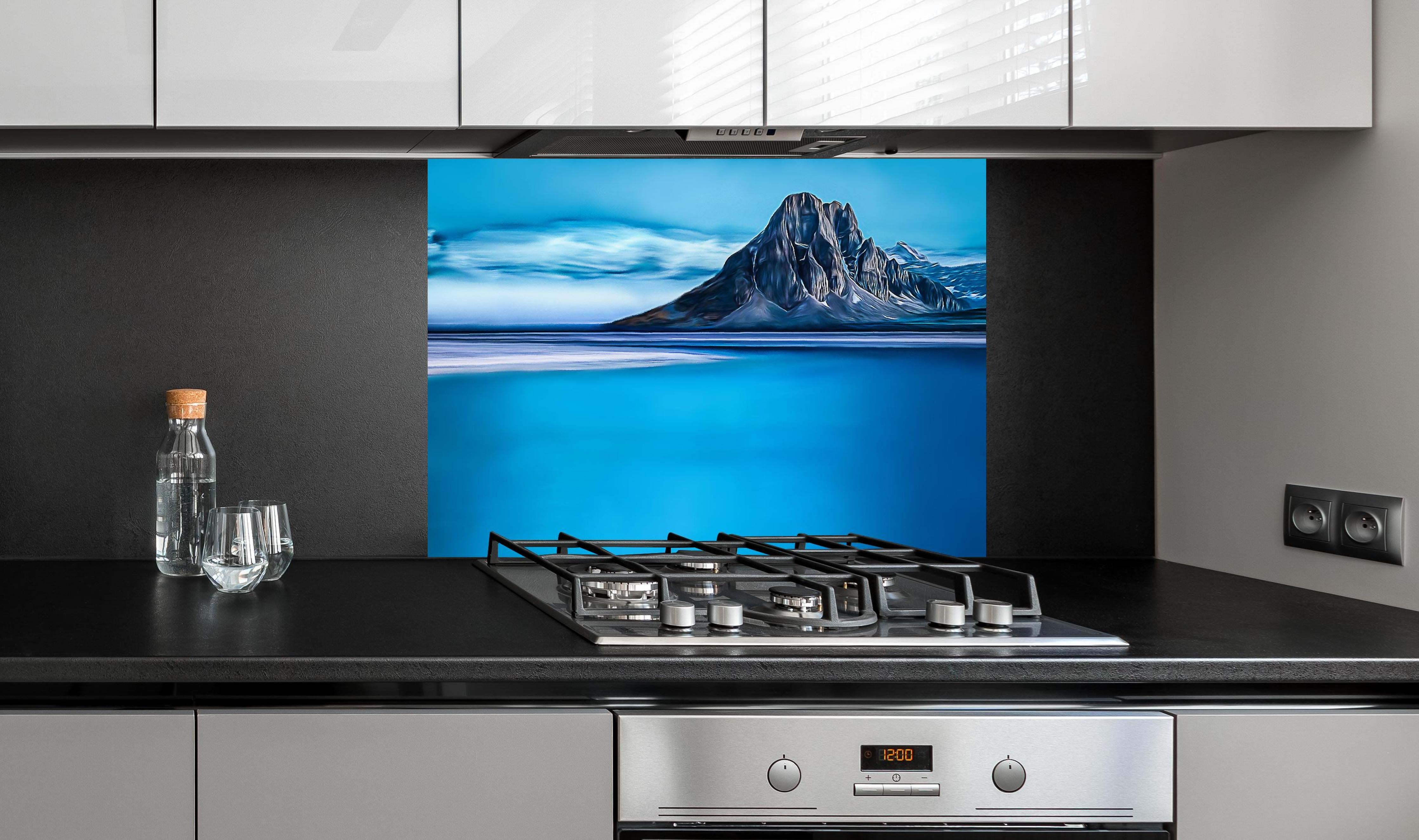 Spritzschutz - Eisberg und Spiegelglanz in Blautönen hinter einem Cerankochfeld zwischen Holz-Kochutensilien