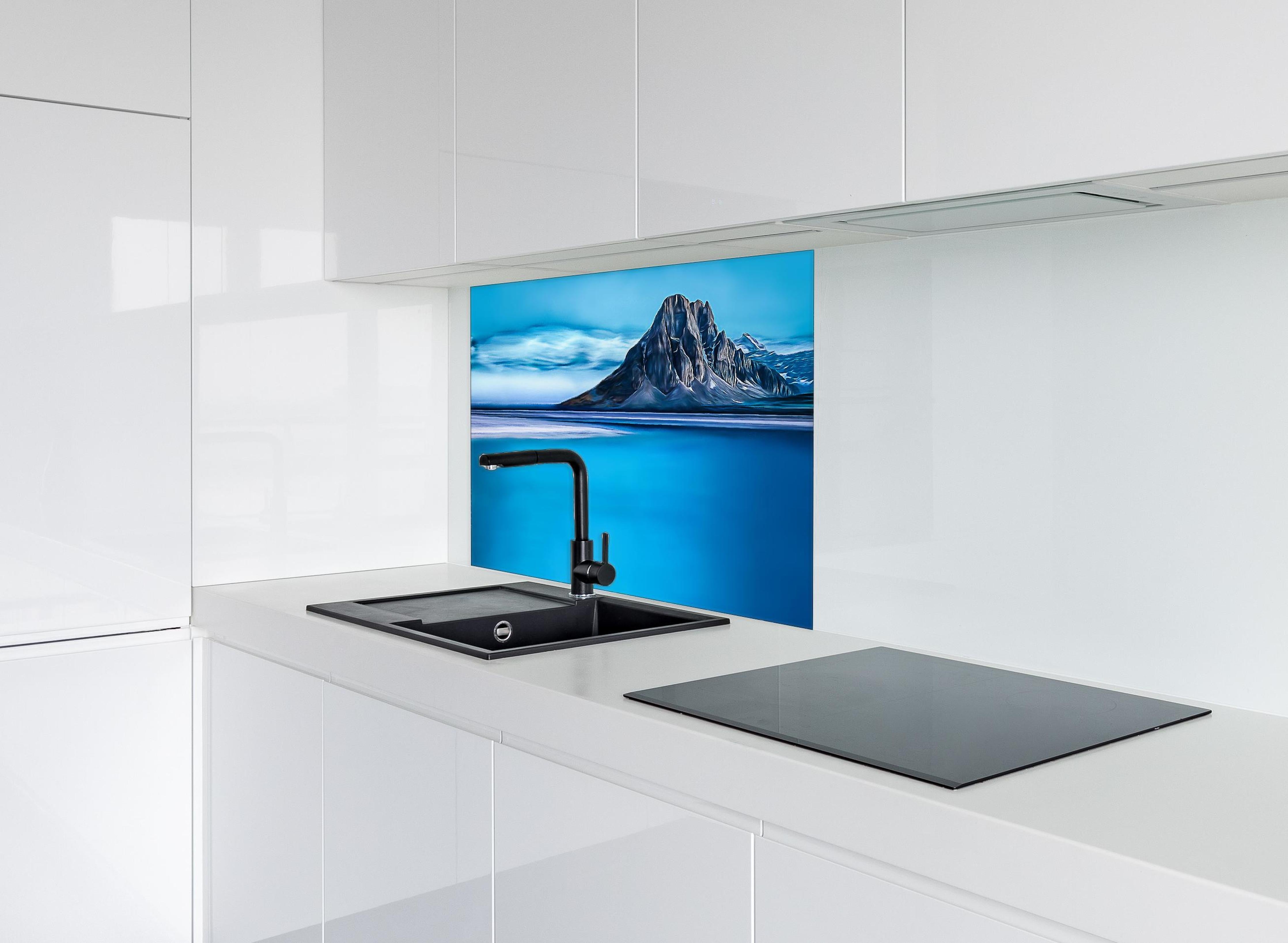 Spritzschutz - Eisberg und Spiegelglanz in Blautönen hinter einem Cerankochfeld zwischen Holz-Kochutensilien