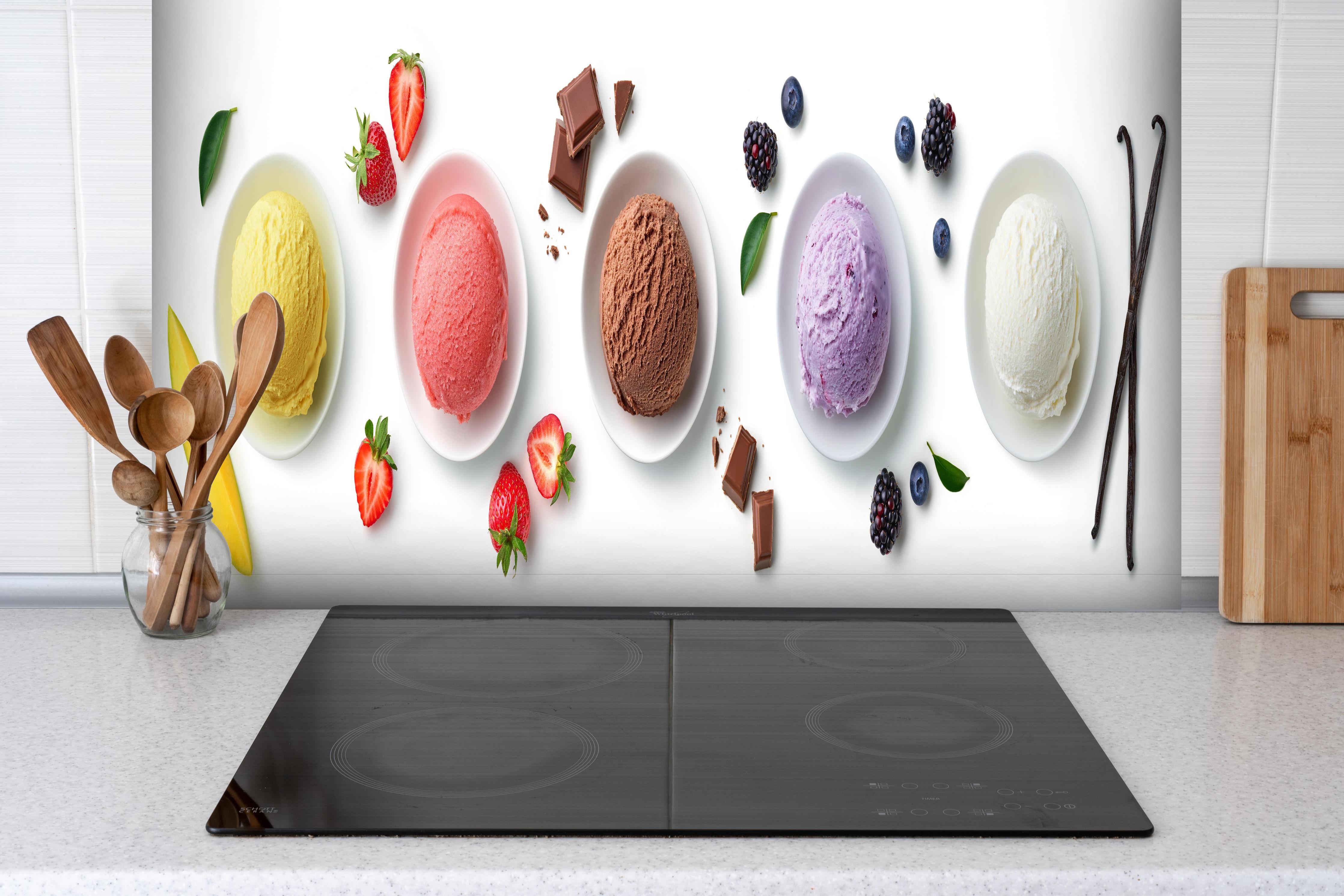 Spritzschutz - Eiscreme hinter einem Cerankochfeld zwischen Holz-Kochutensilien