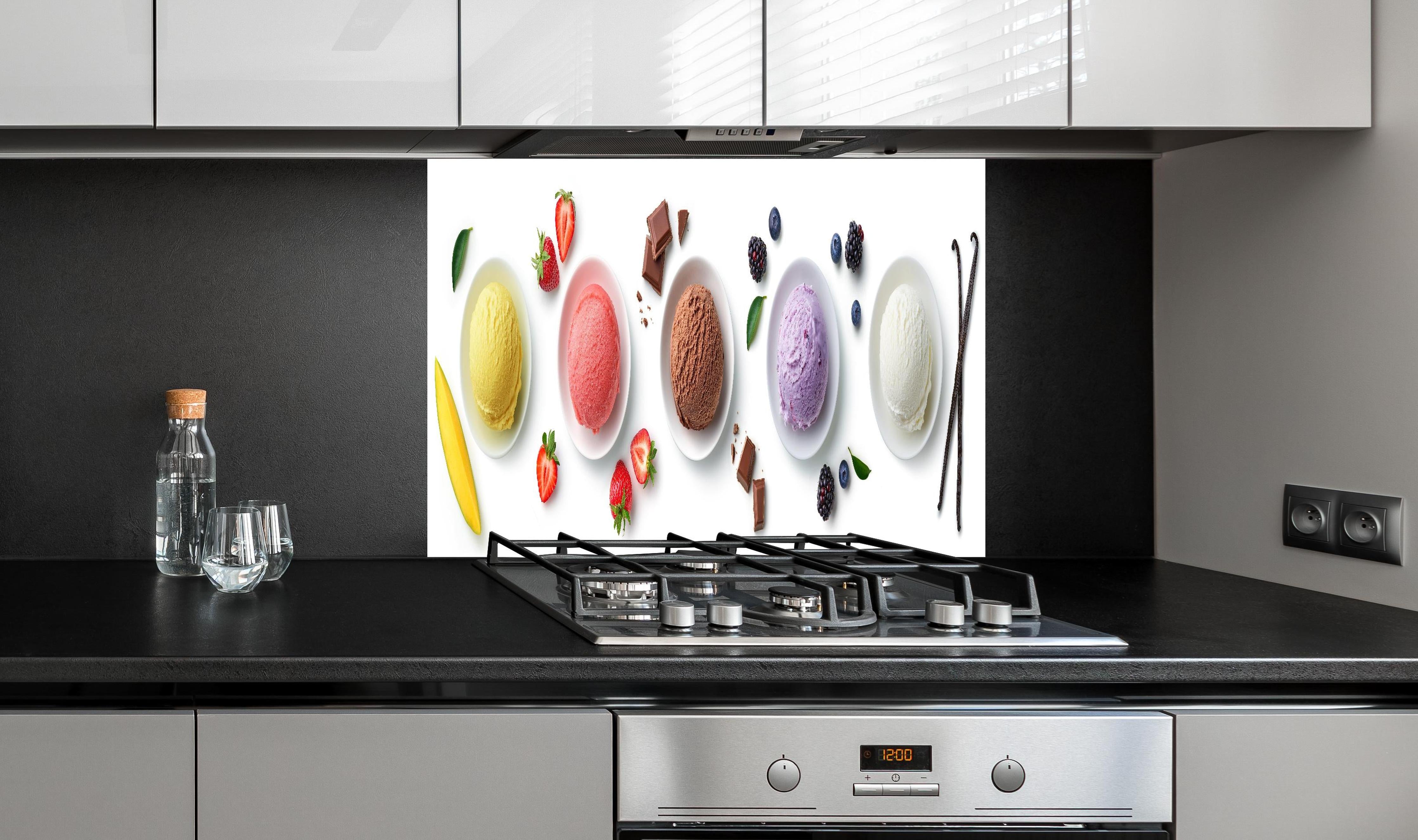 Spritzschutz - Eiscreme hinter einem Cerankochfeld zwischen Holz-Kochutensilien