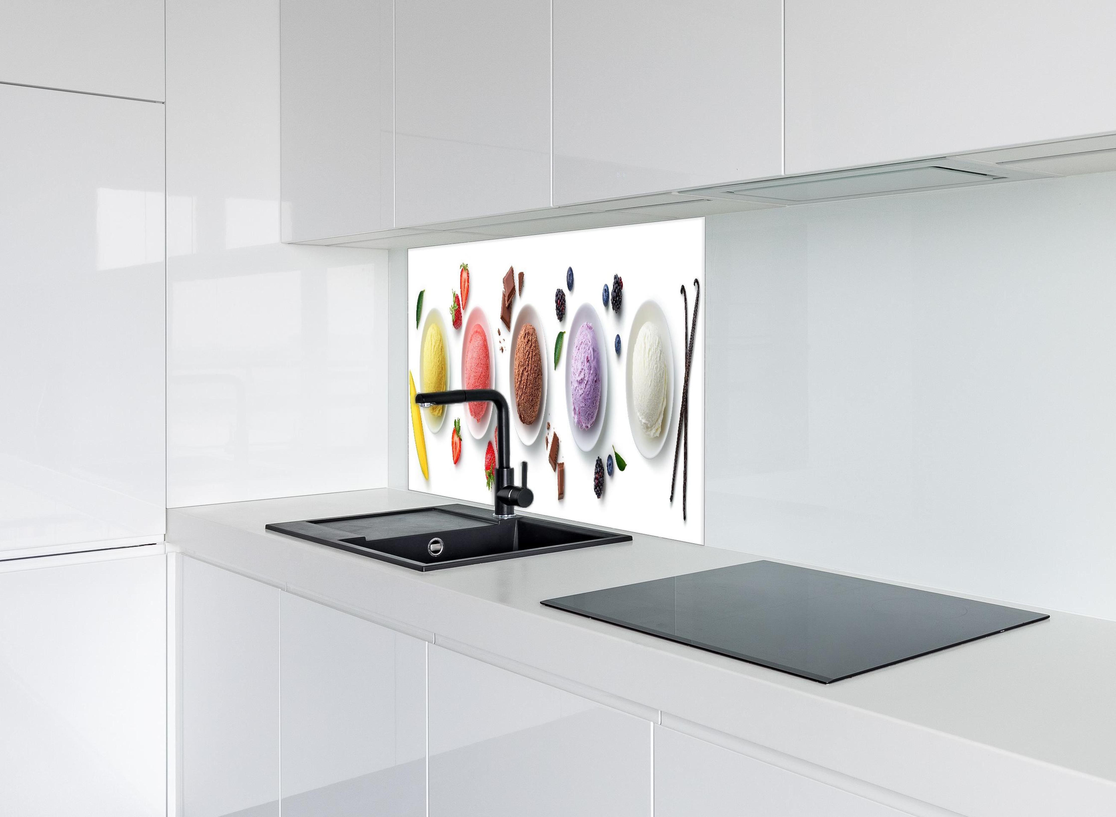 Spritzschutz - Eiscreme hinter einem Cerankochfeld zwischen Holz-Kochutensilien