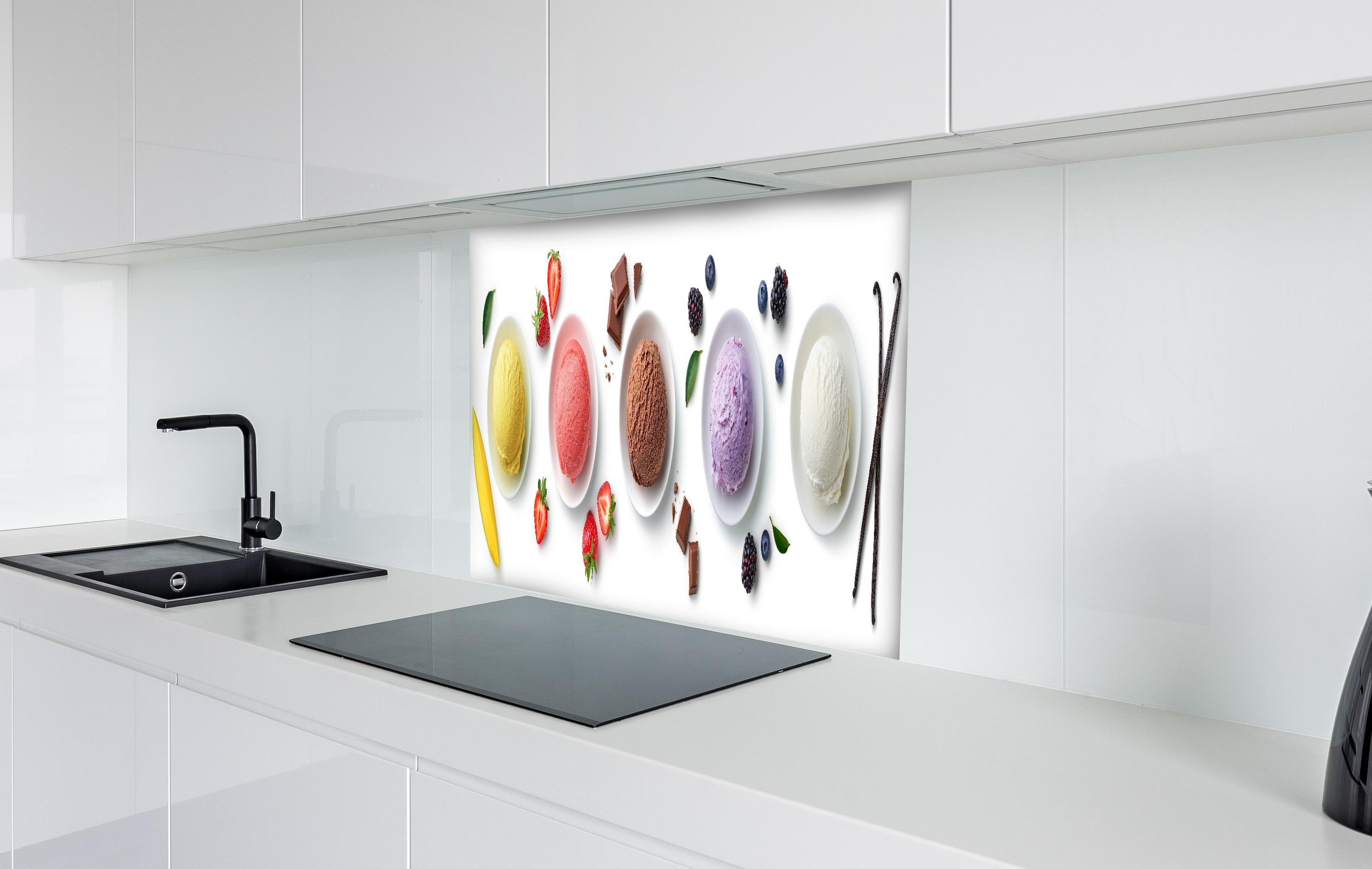 Spritzschutz - Eiscreme hinter einem Cerankochfeld zwischen Holz-Kochutensilien