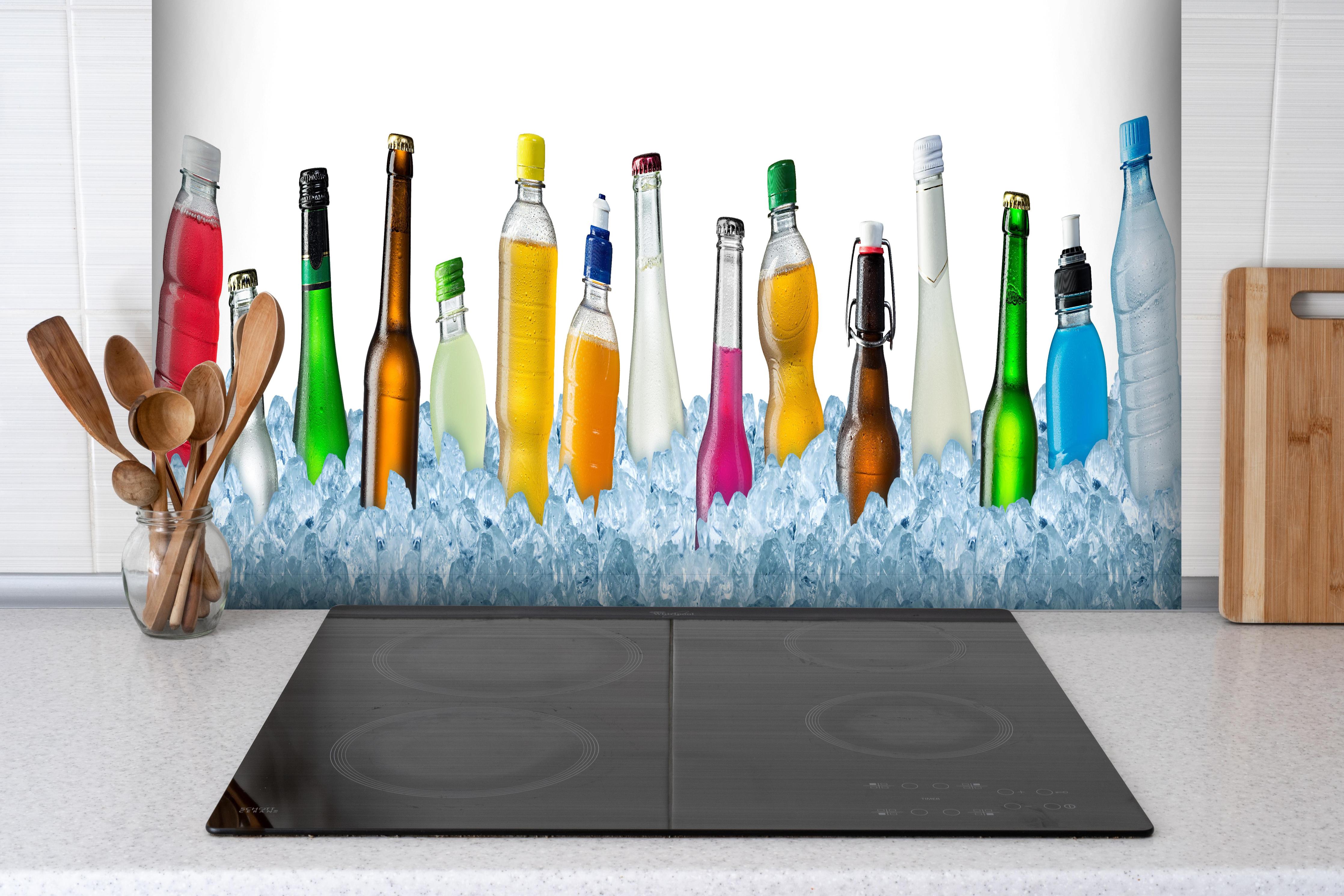 Spritzschutz - Eisgekühlte Getränke hinter einem Cerankochfeld zwischen Holz-Kochutensilien