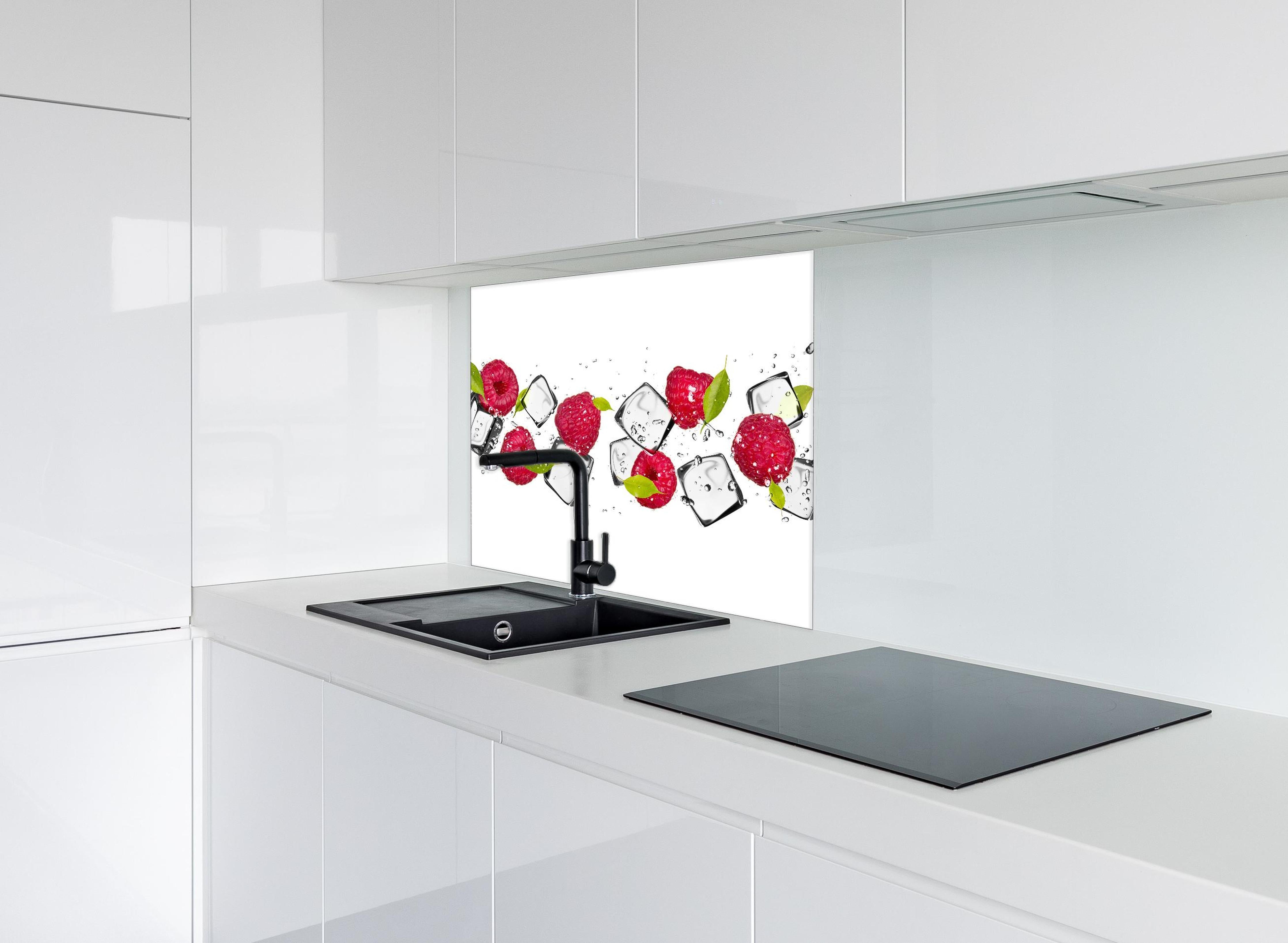 Spritzschutz - Eiswürfel mit Himbeeren hinter einem Cerankochfeld zwischen Holz-Kochutensilien