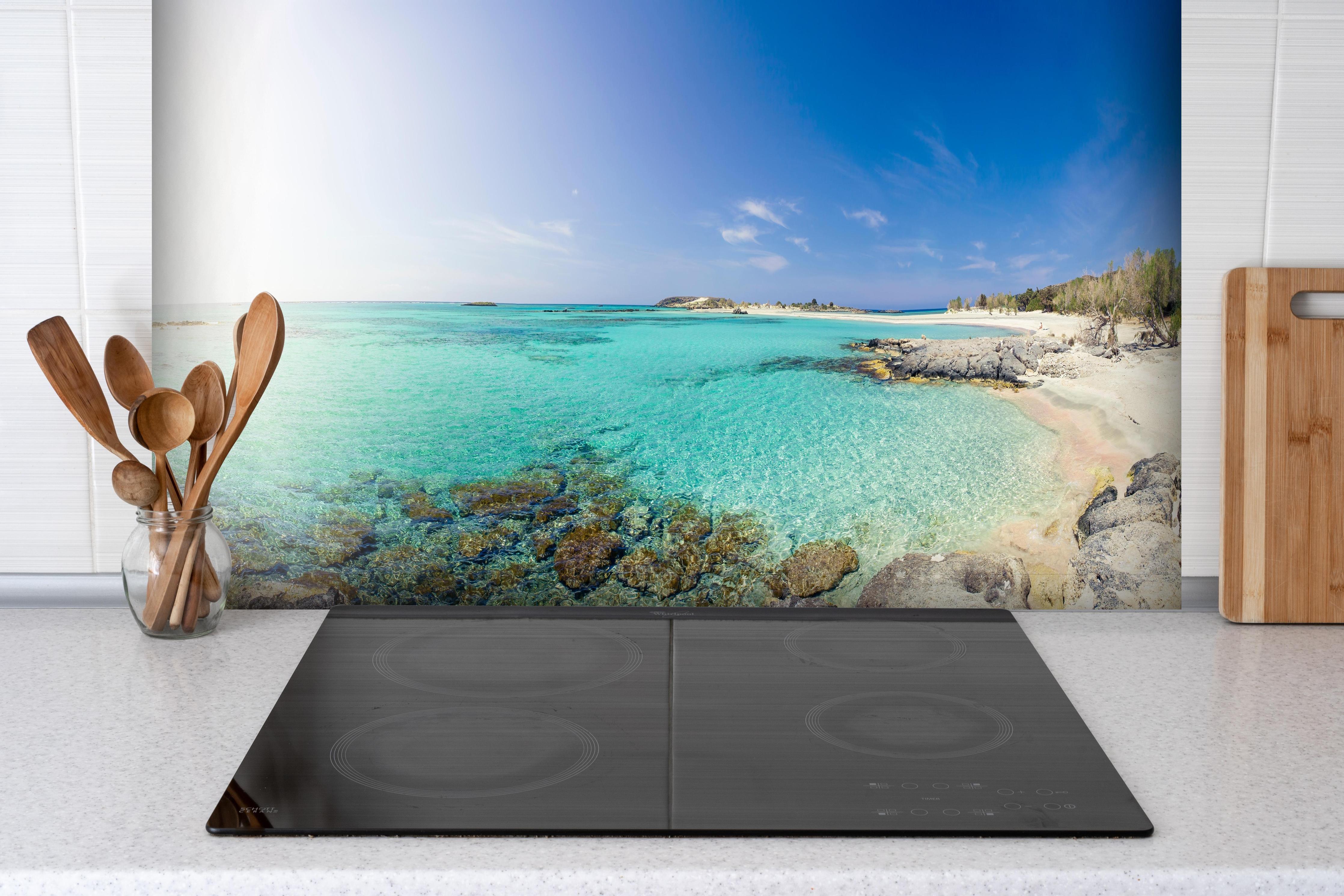 Spritzschutz - Elafonisi Strand Blaues Meer Panorama hinter einem Cerankochfeld zwischen Holz-Kochutensilien