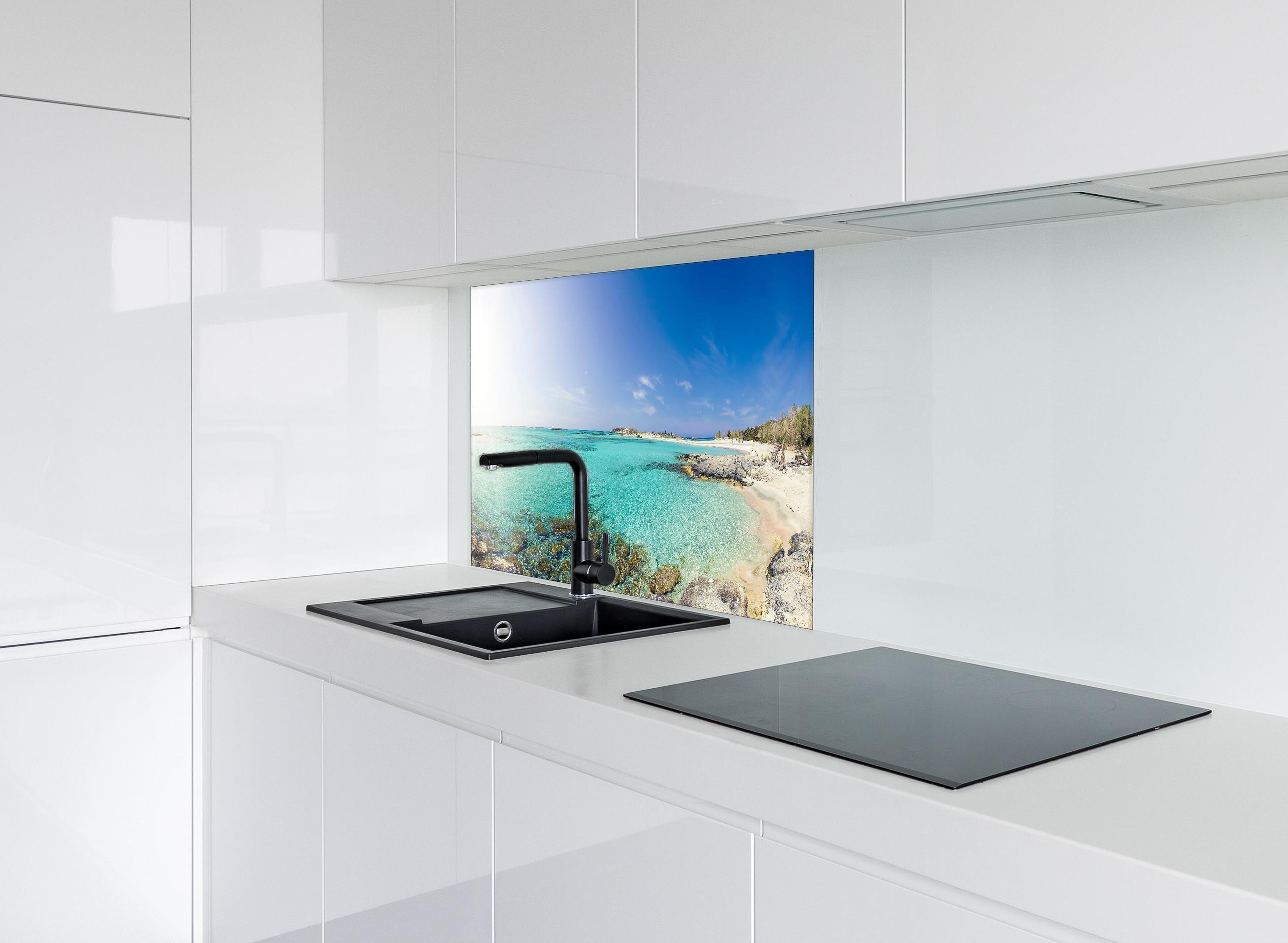 Spritzschutz - Elafonisi Strand Blaues Meer Panorama hinter einem Cerankochfeld zwischen Holz-Kochutensilien