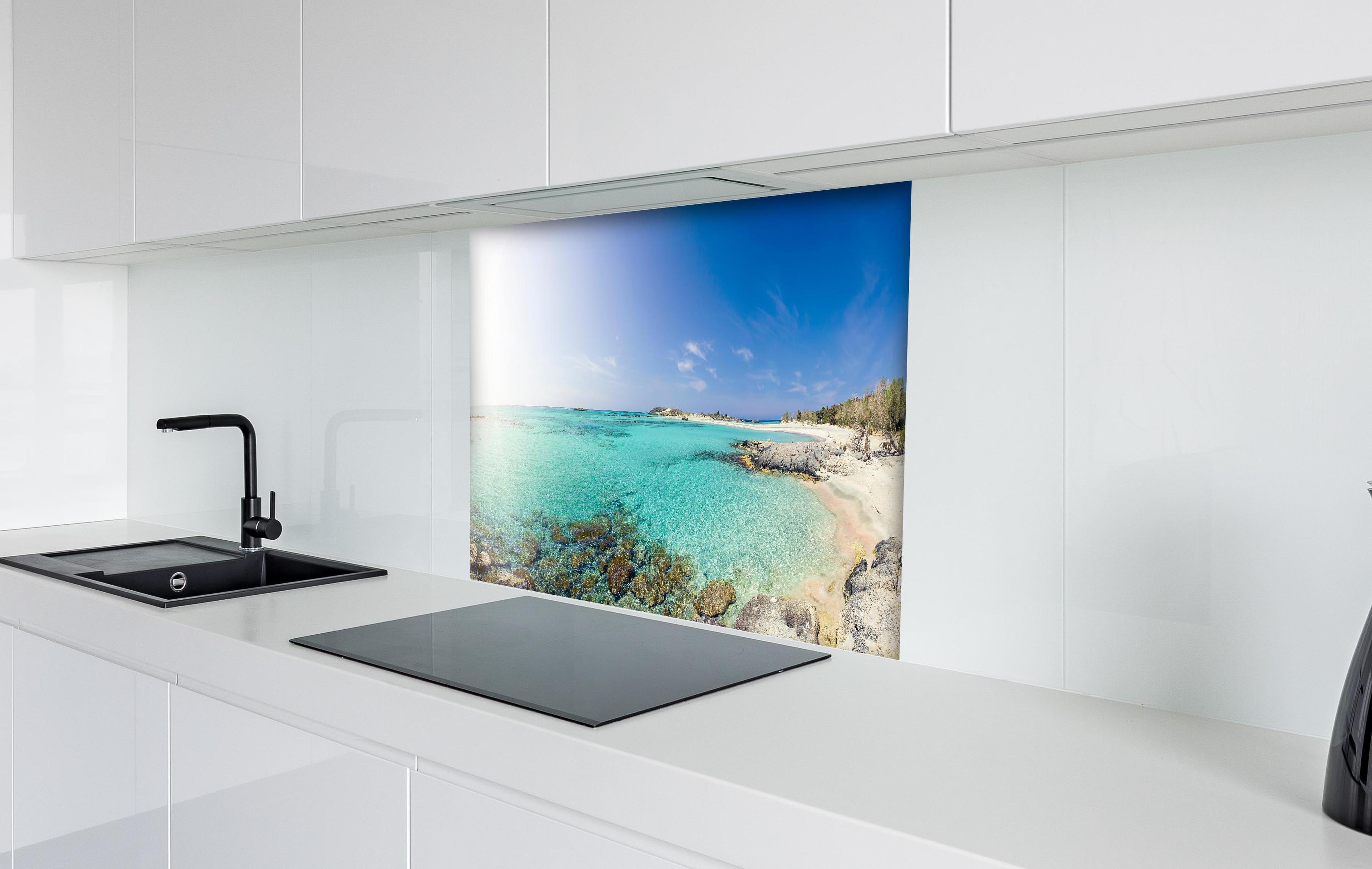 Spritzschutz - Elafonisi Strand Blaues Meer Panorama hinter einem Cerankochfeld zwischen Holz-Kochutensilien